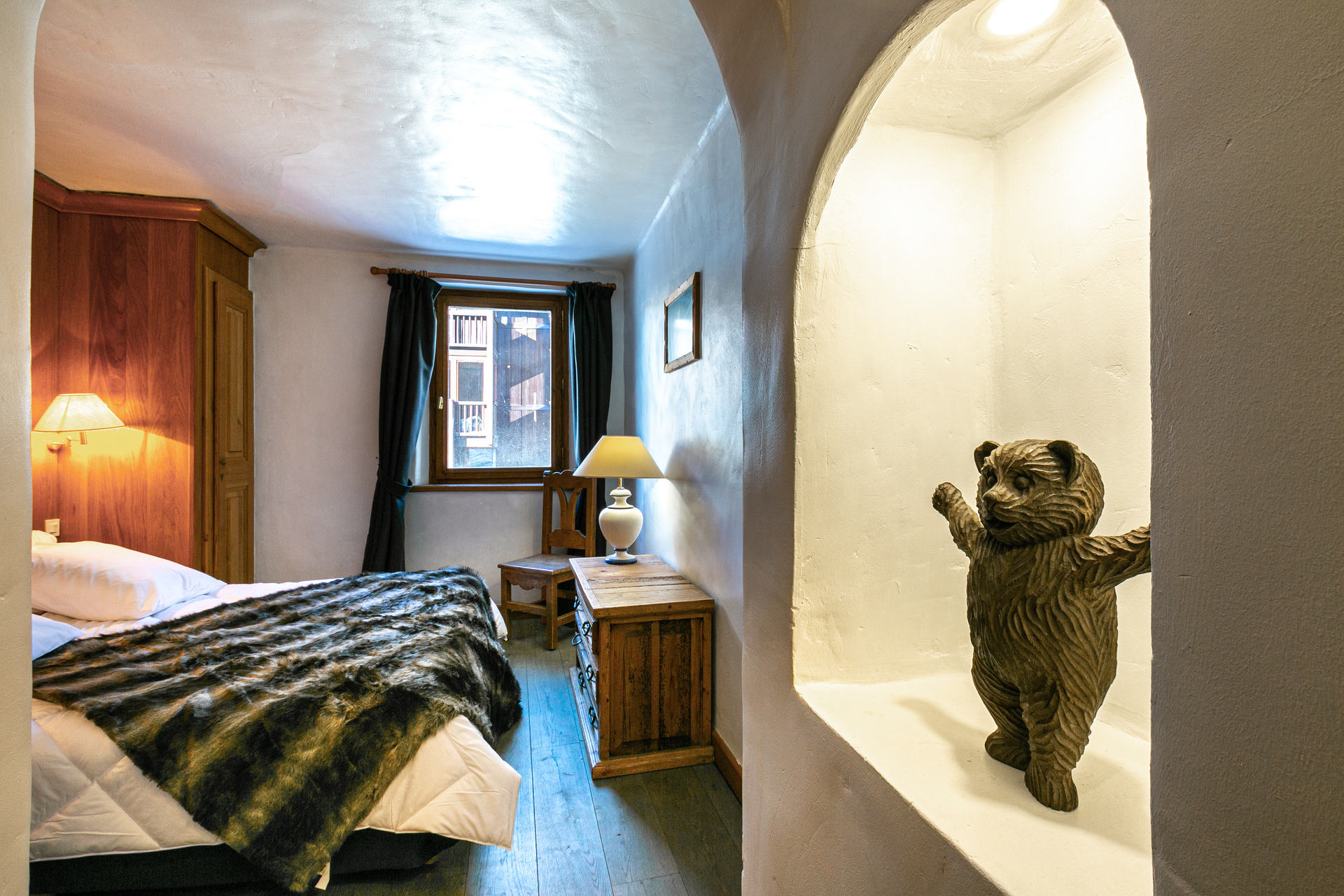 _lv_images__lot_0002340207_15_1458152