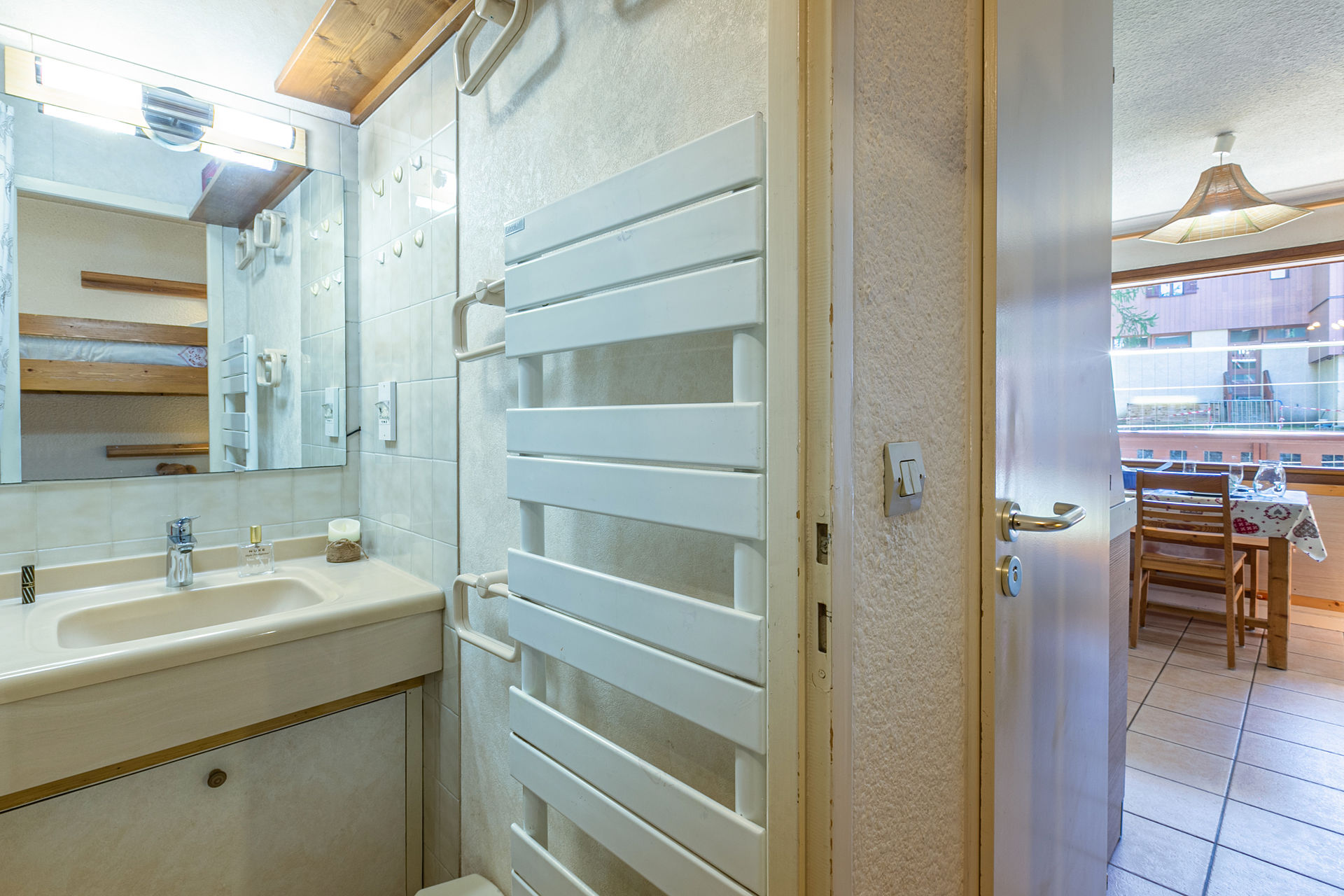 _lv_images__lot_0002340225_08_1457881