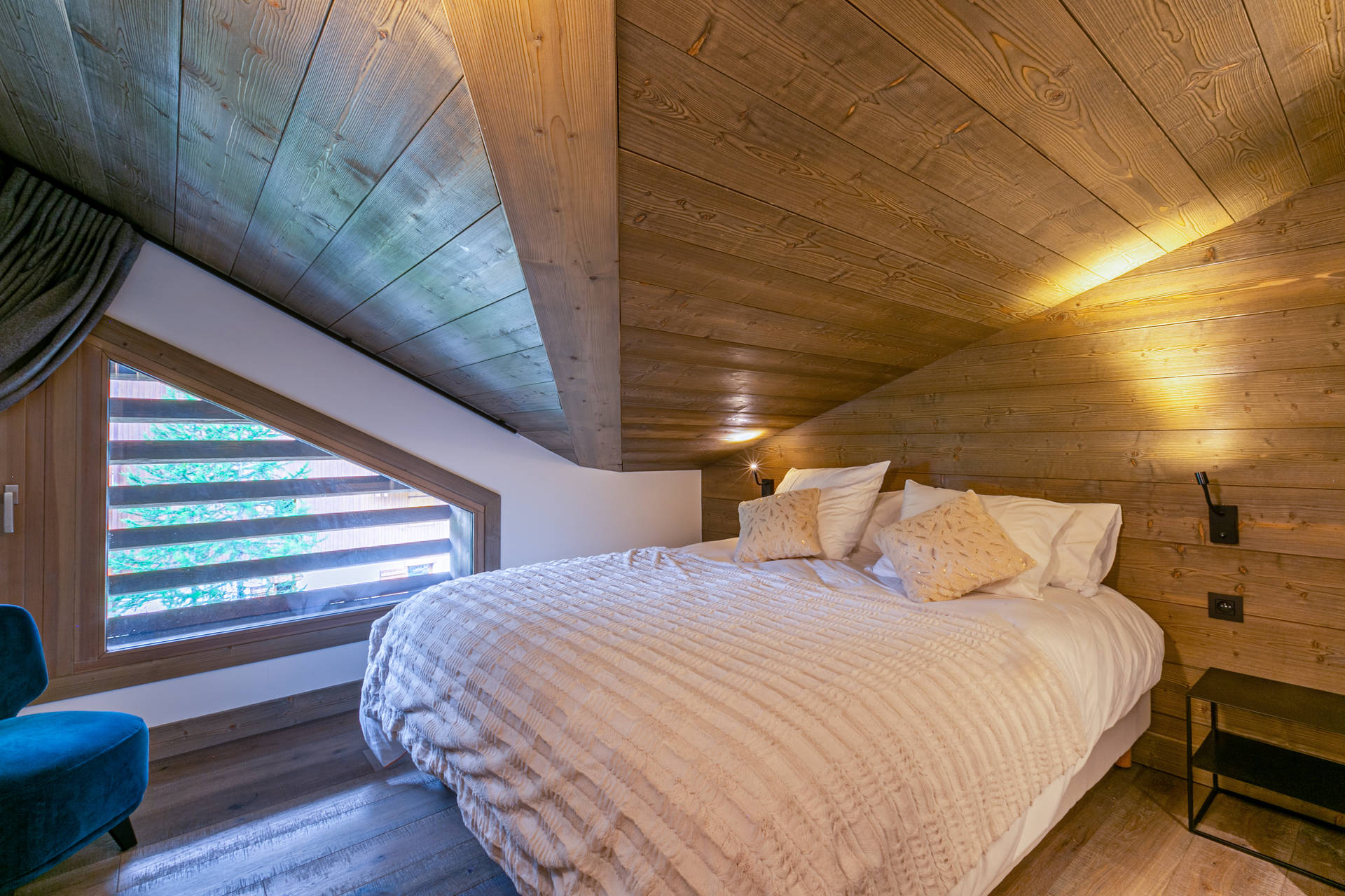 _lv_images__lot_0002340249_08_1456842