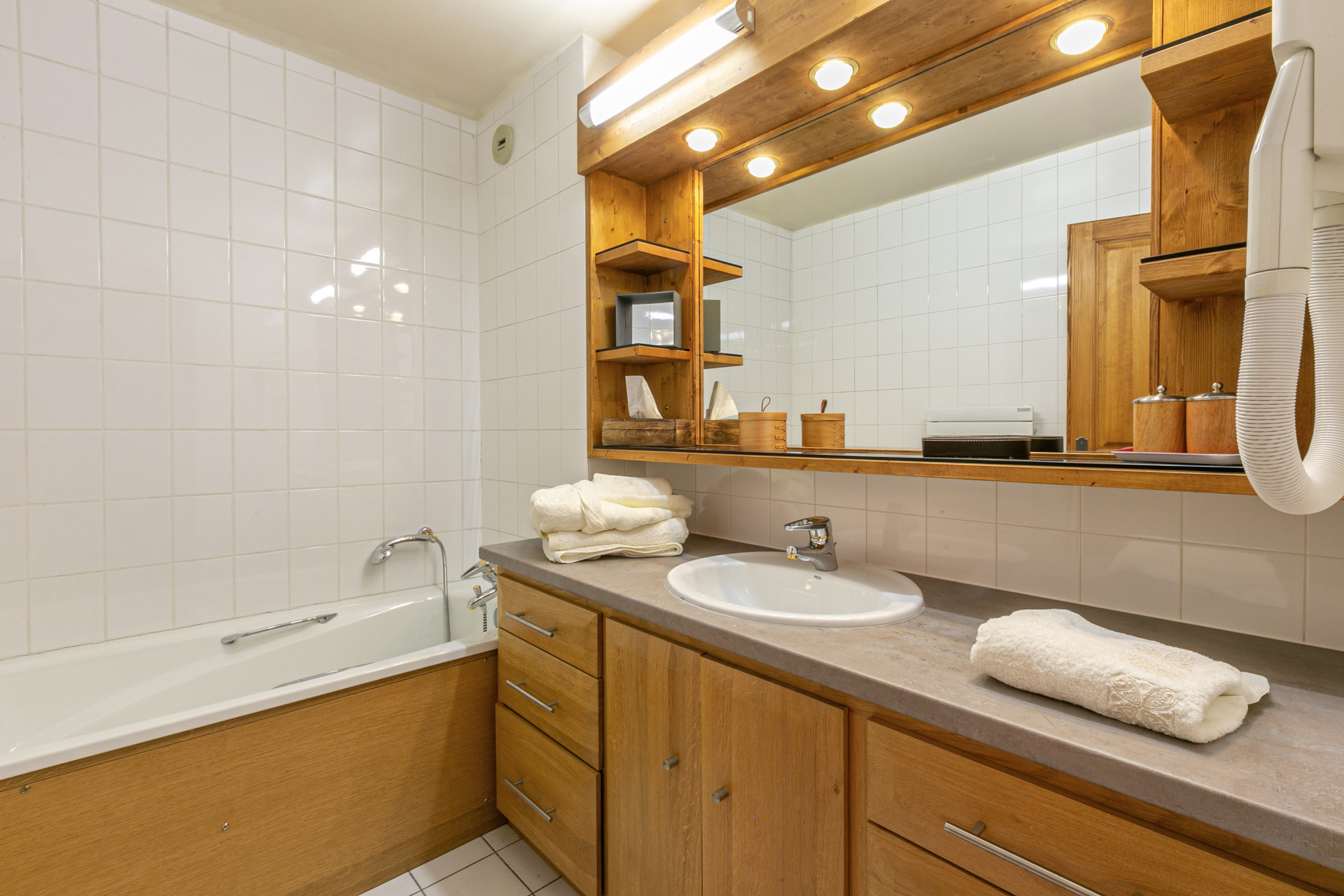 _lv_images__lot_0002340255_11_1455301