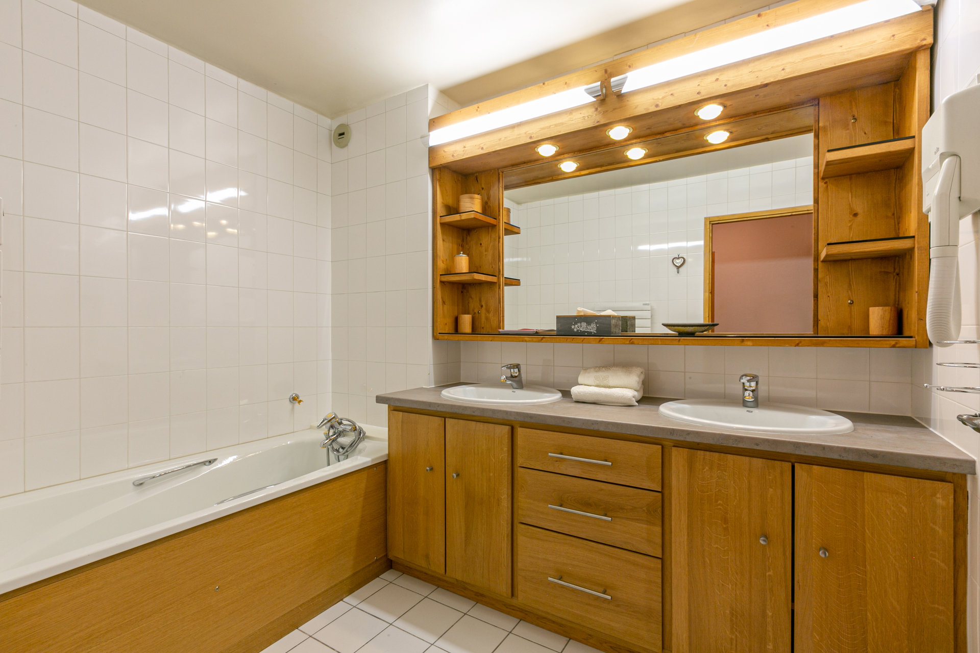 _lv_images__lot_0002340255_14_1455304