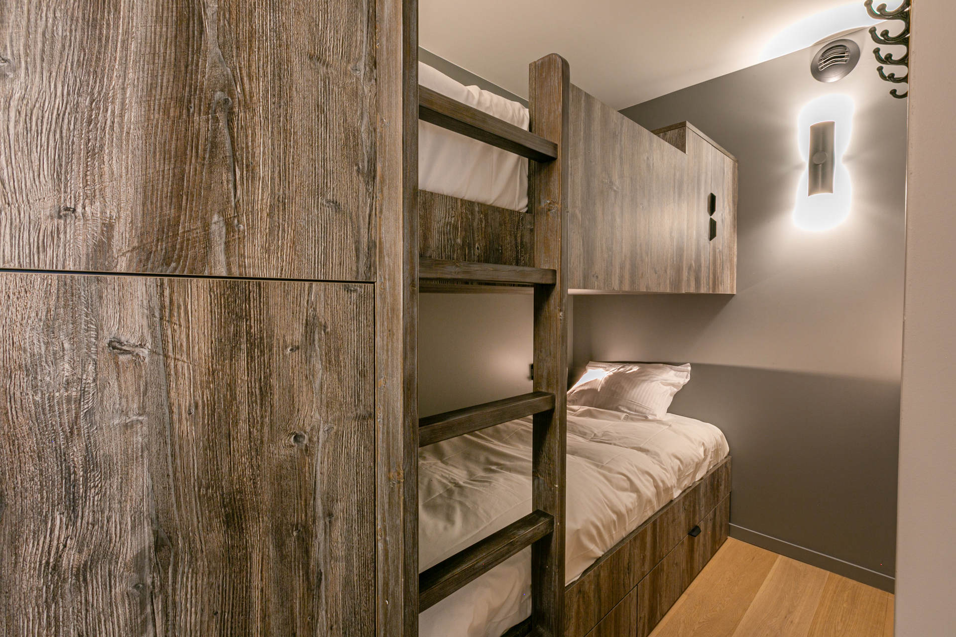 _lv_images__lot_0002340277_08_1457941