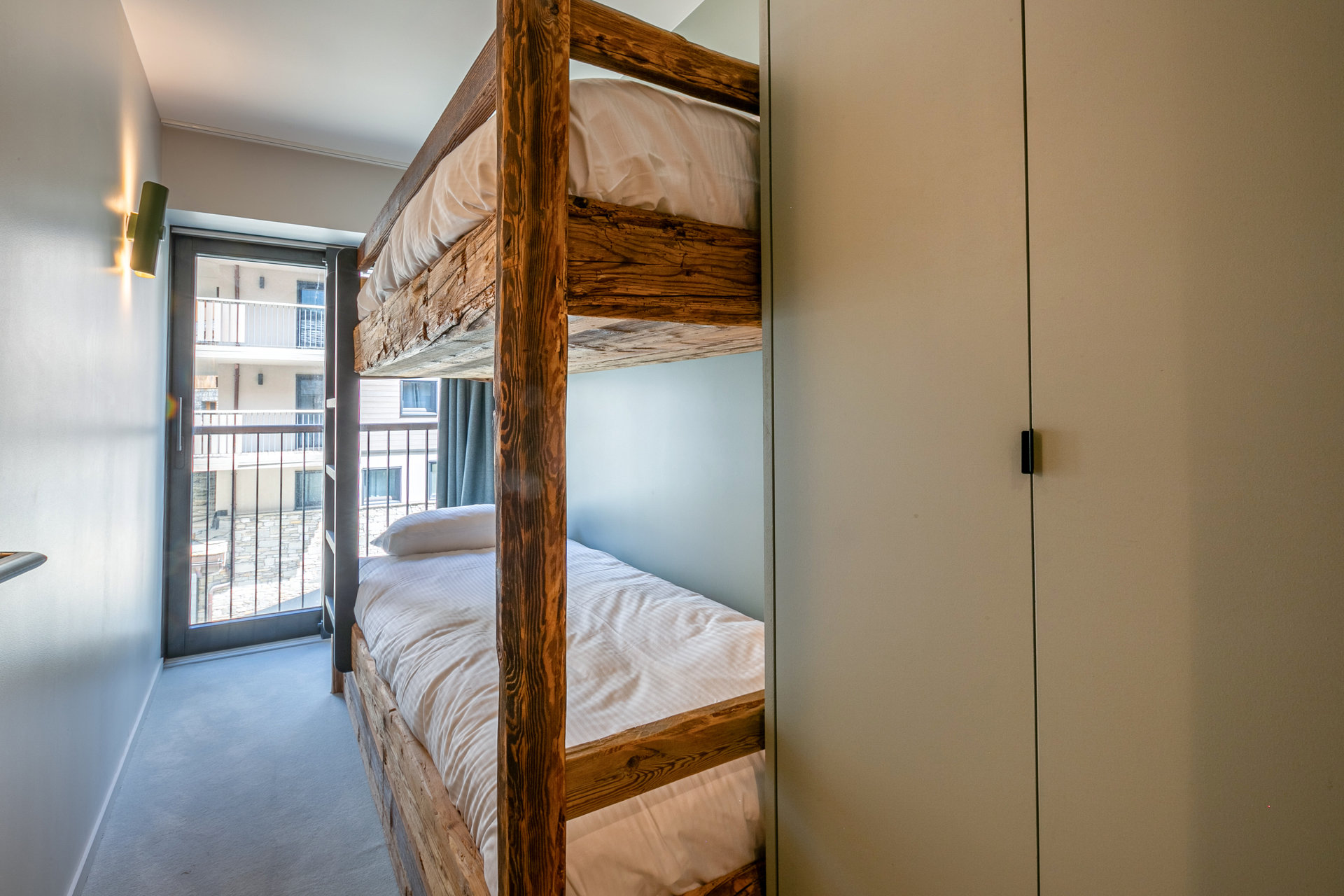 _lv_images__lot_0002340282_09_1458100