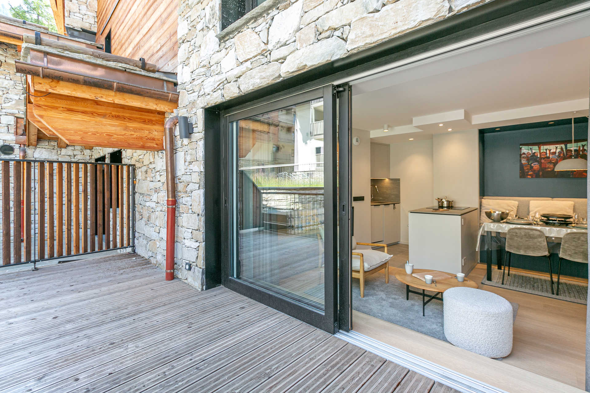 _lv_images__lot_0002340282_15_1458106