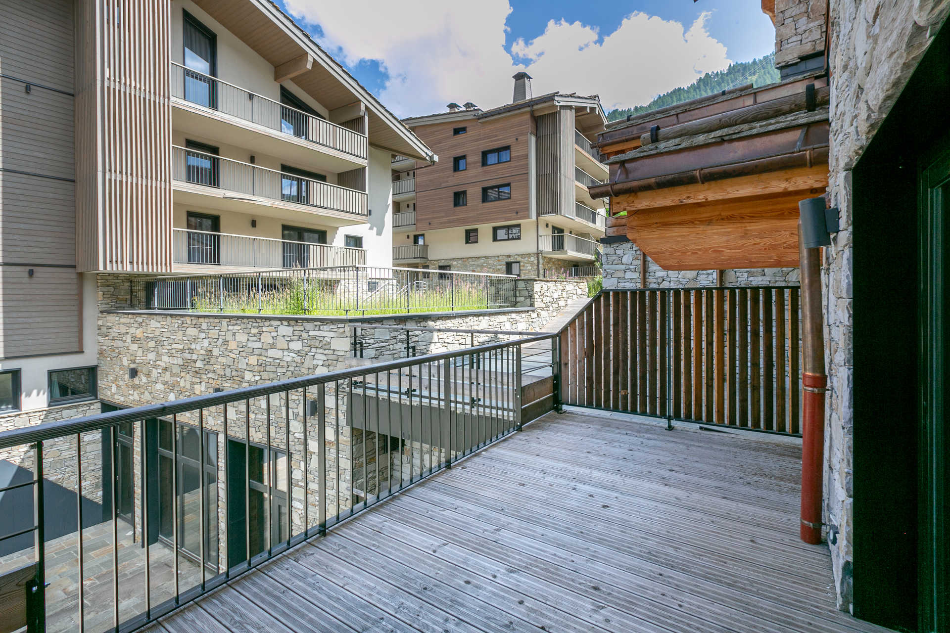 _lv_images__lot_0002340282_16_1458107