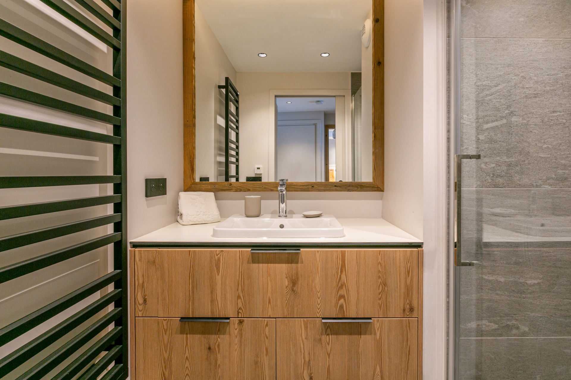 _lv_images__lot_0002340288_06_1458037