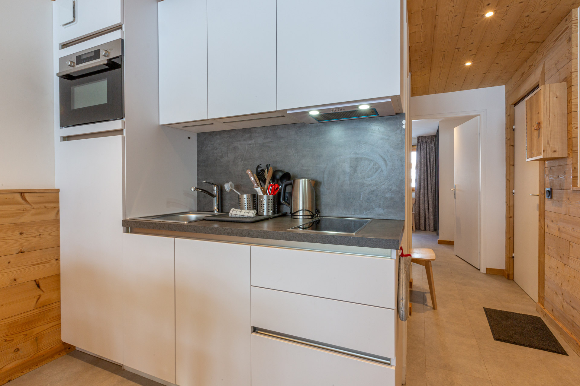 _lv_images__lot_0002340301_05_1455886