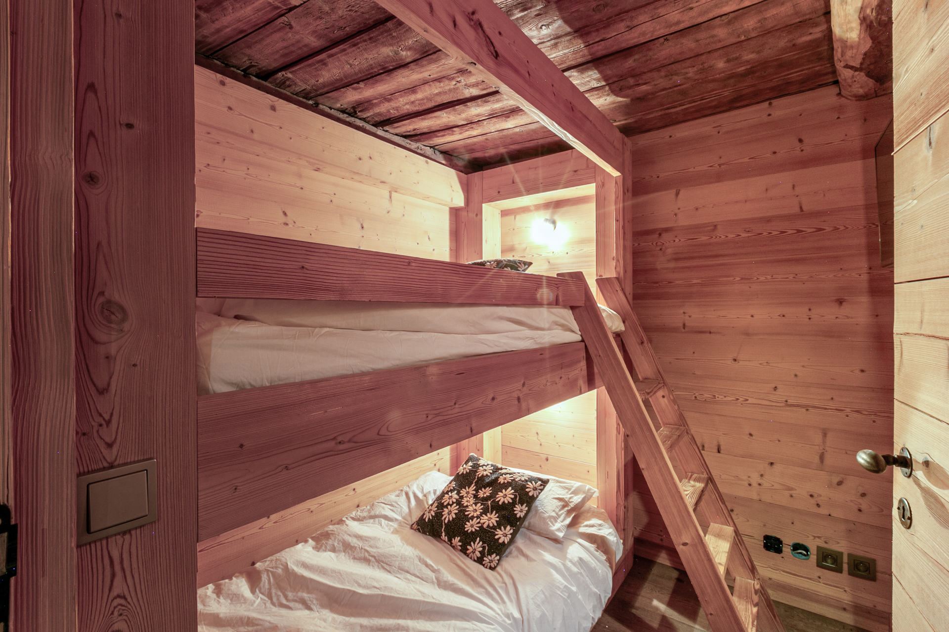 _lv_images__lot_0002340306_15_1456652