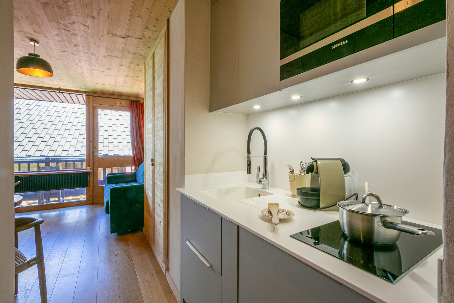 _lv_images__lot_0002340308_05_1458517