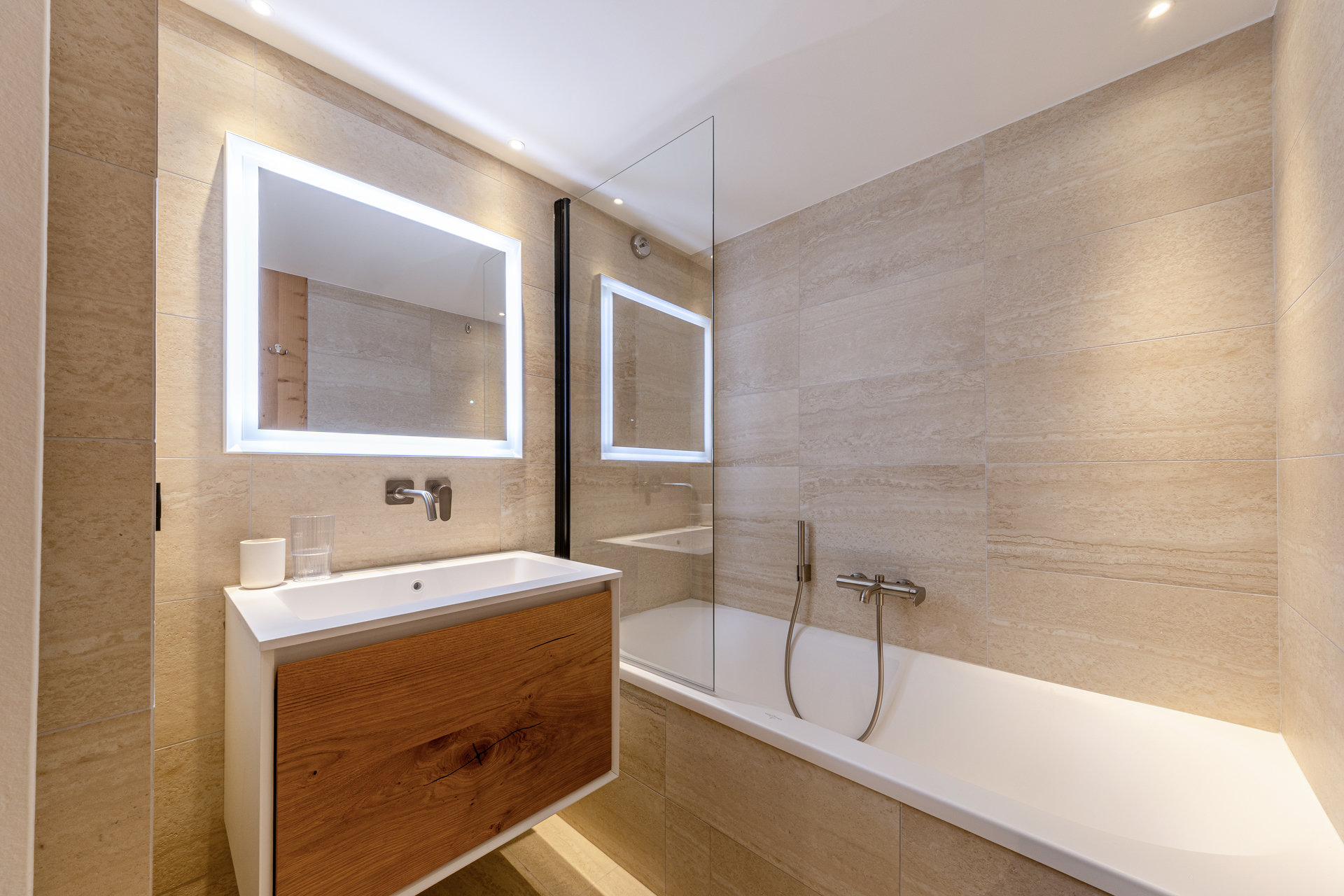 _lv_images__lot_0002340345_16_1454565