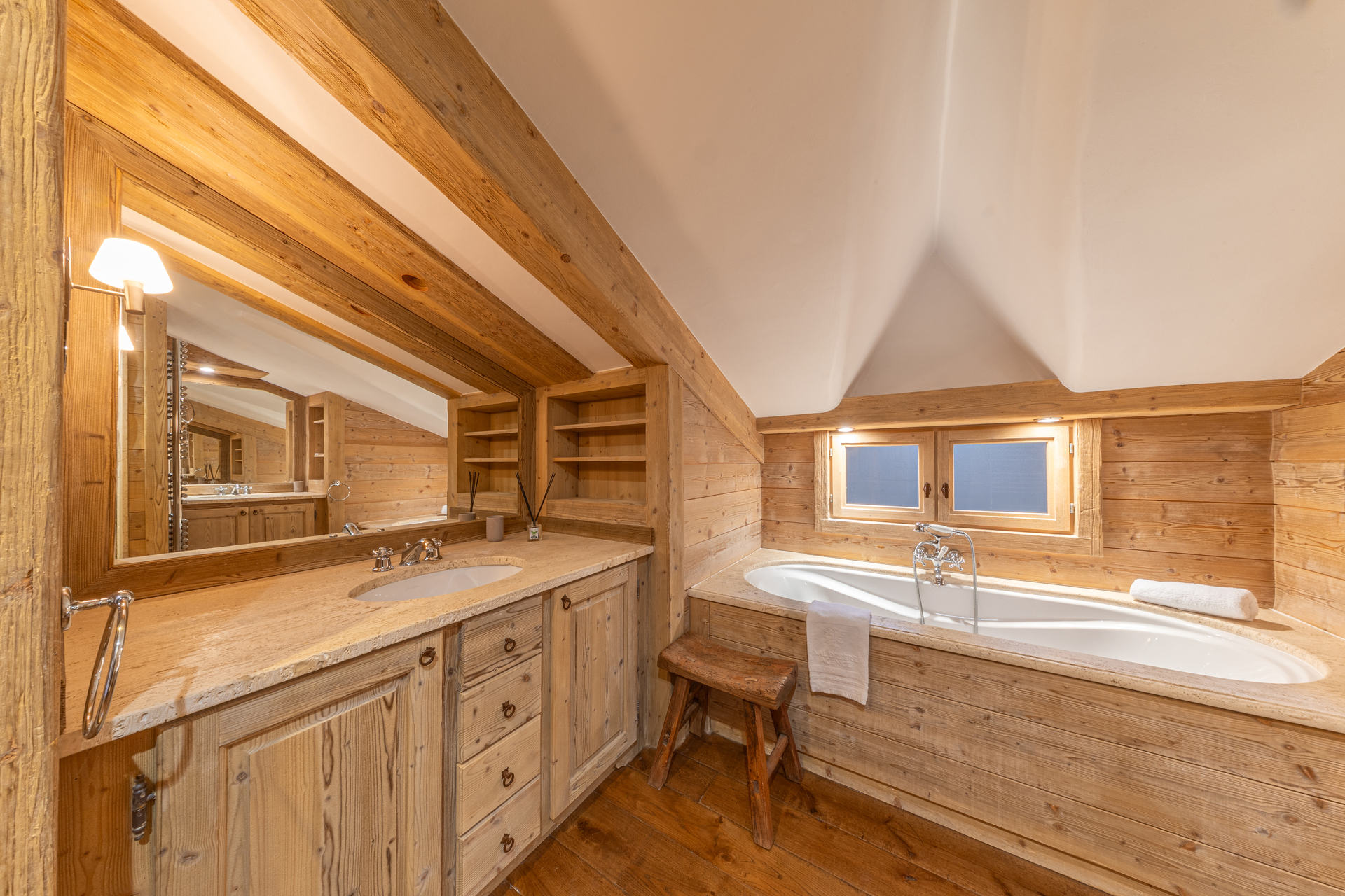 _lv_images__lot_0002340348_15_1454799