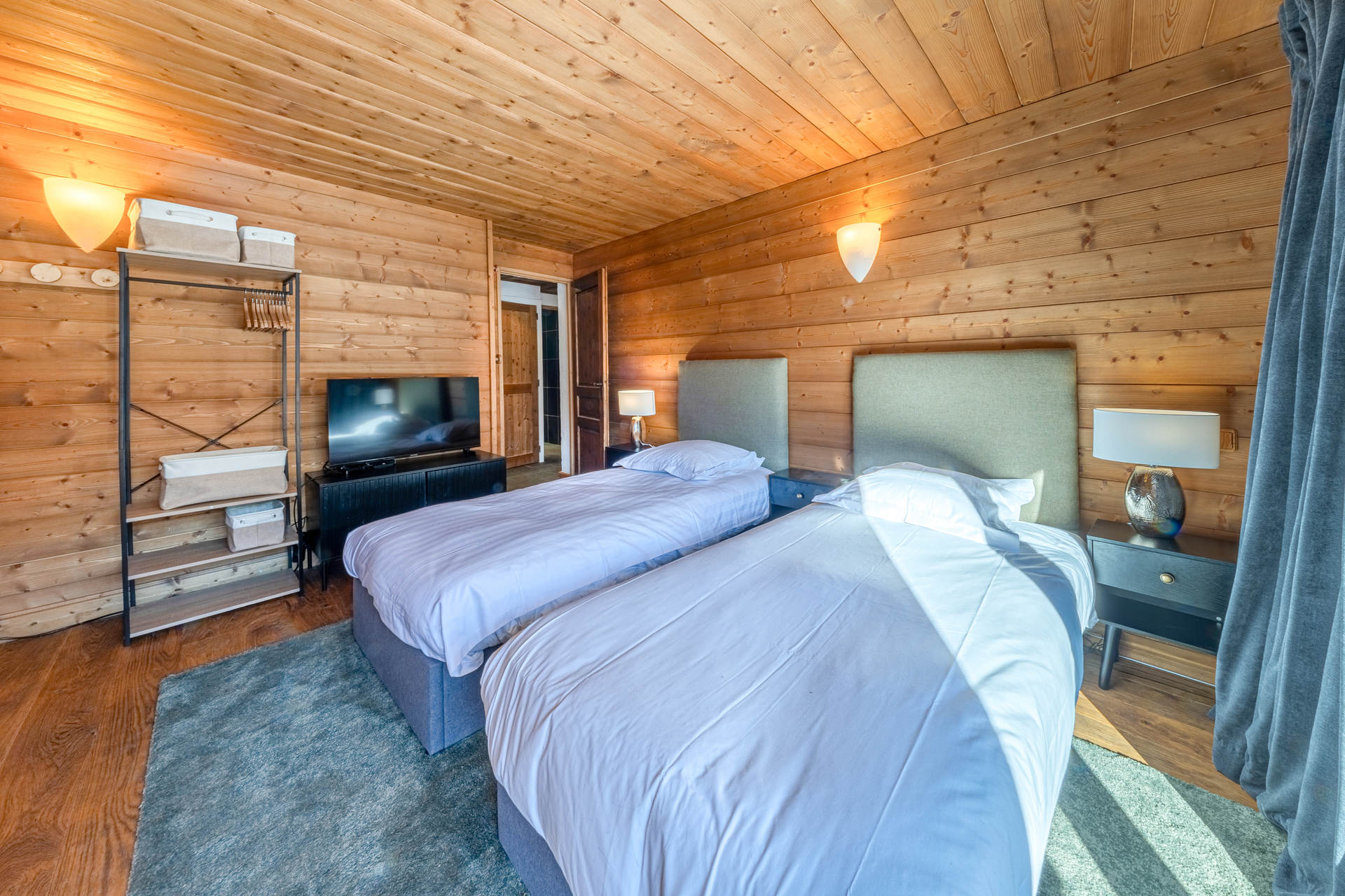 _lv_images__lot_0002340357_08_1455237