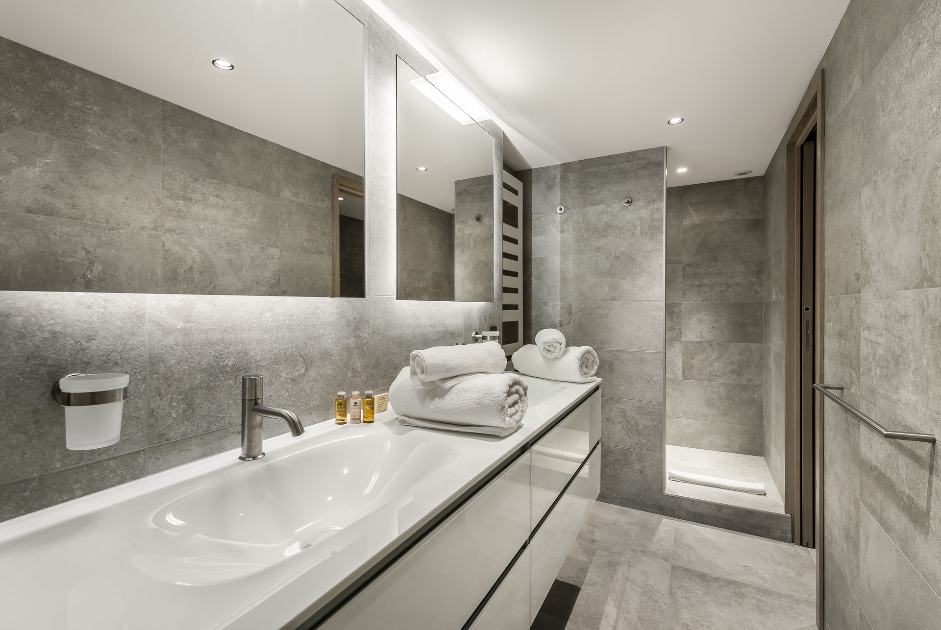 _lv_images__lot_0020020020_11_1449021