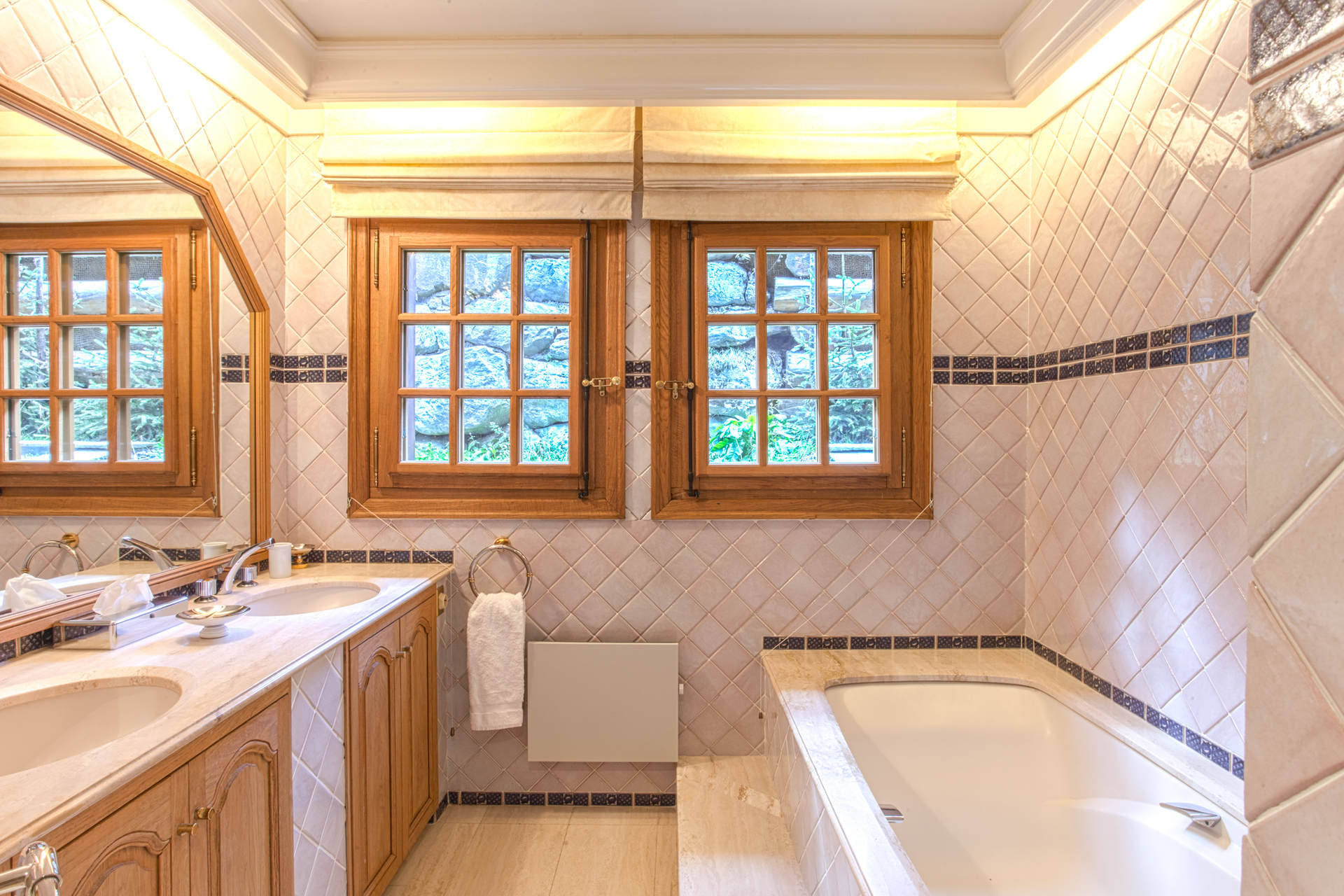 _lv_images__lot_0060511061_04_1448162