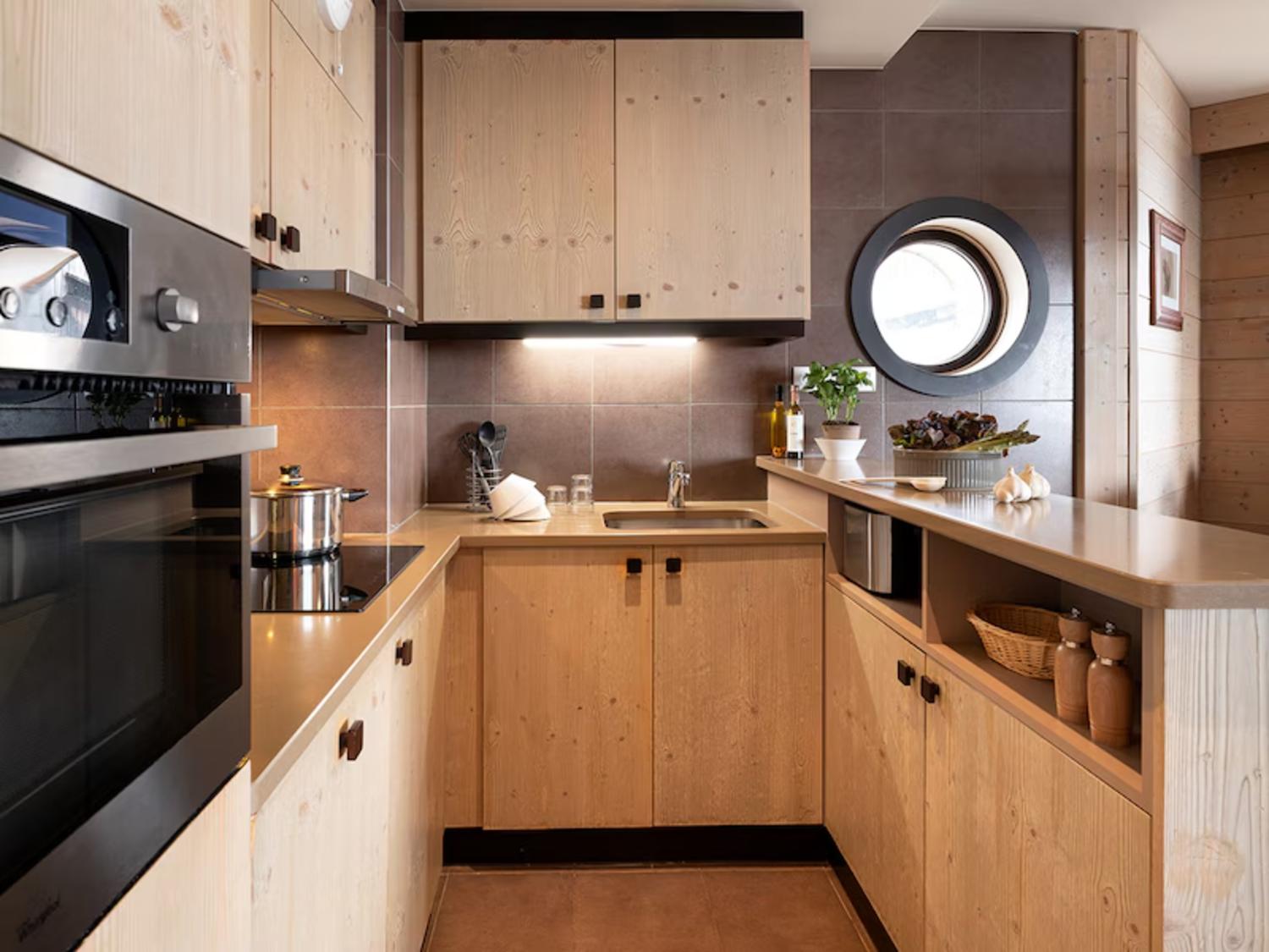 aaa-148253-43-1344531