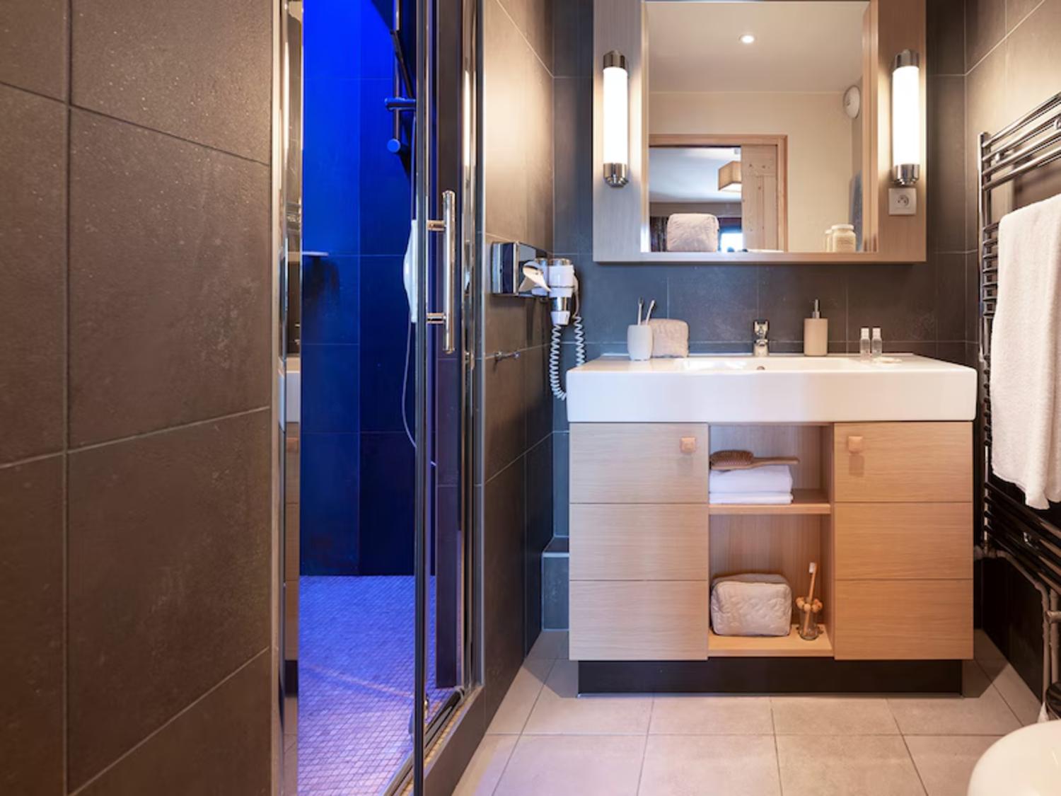 aaa-148288-43-1351565