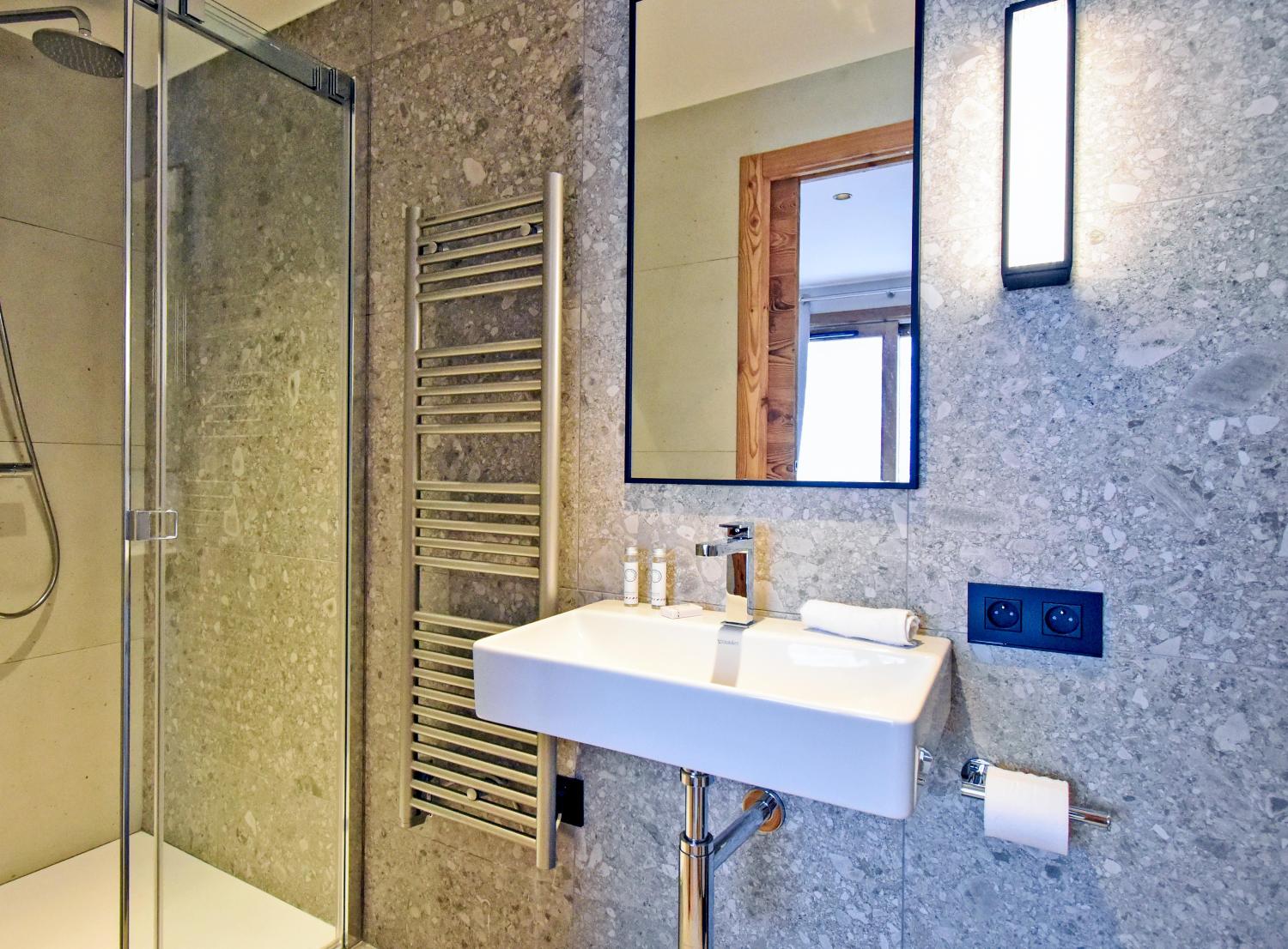 apartment-isba-001-barnes-meribel-bathroom-2-1453355