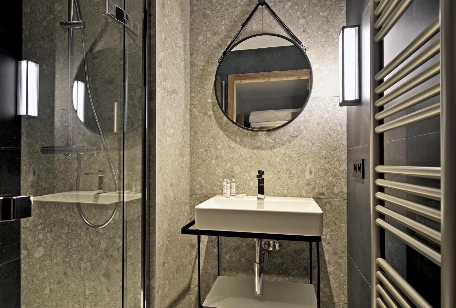 apartment-isba-002-barnes-meribel-bathroom-1453368