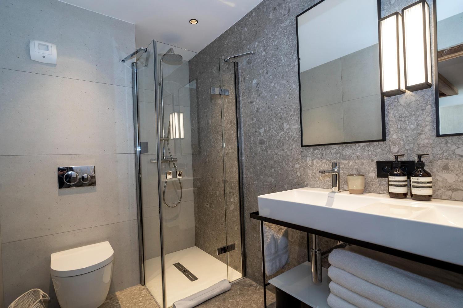 apartment-isba-302-barnes-meribel-bathroom-1453460