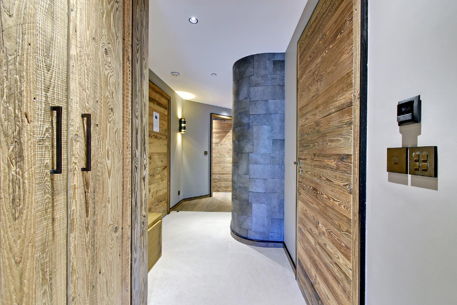 apartment-les-bosses-vdo-meribel-hallway-1453830