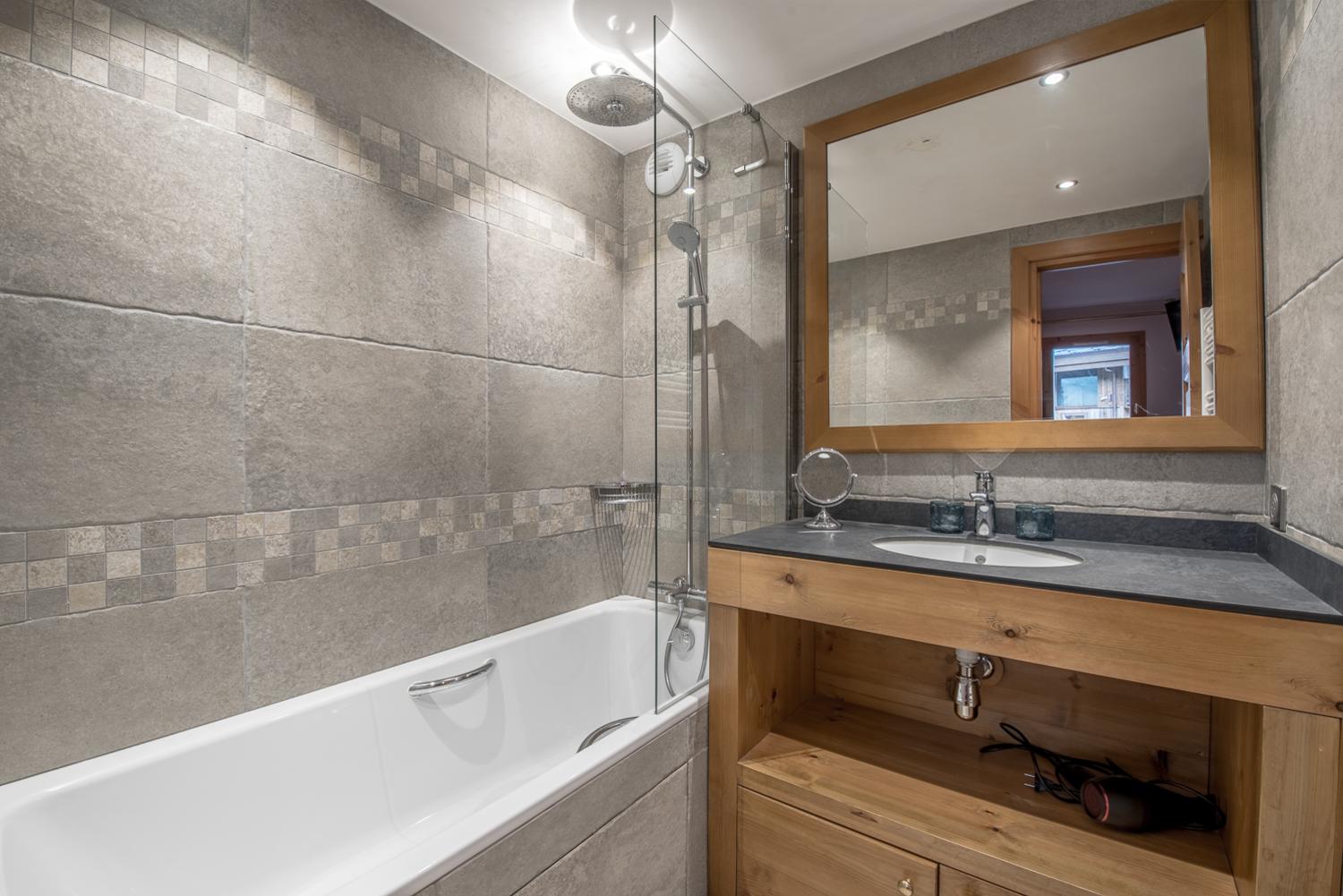 apartment-yeti-c3-meribel-bathroom-1453577