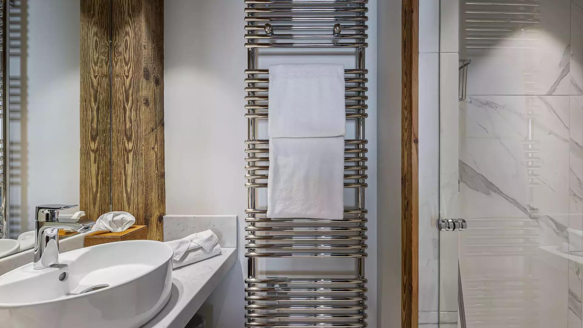 appartement-blanchot-6-location-chalets-covarel-val-disere-alpes-france-sdb-jpg-1450530