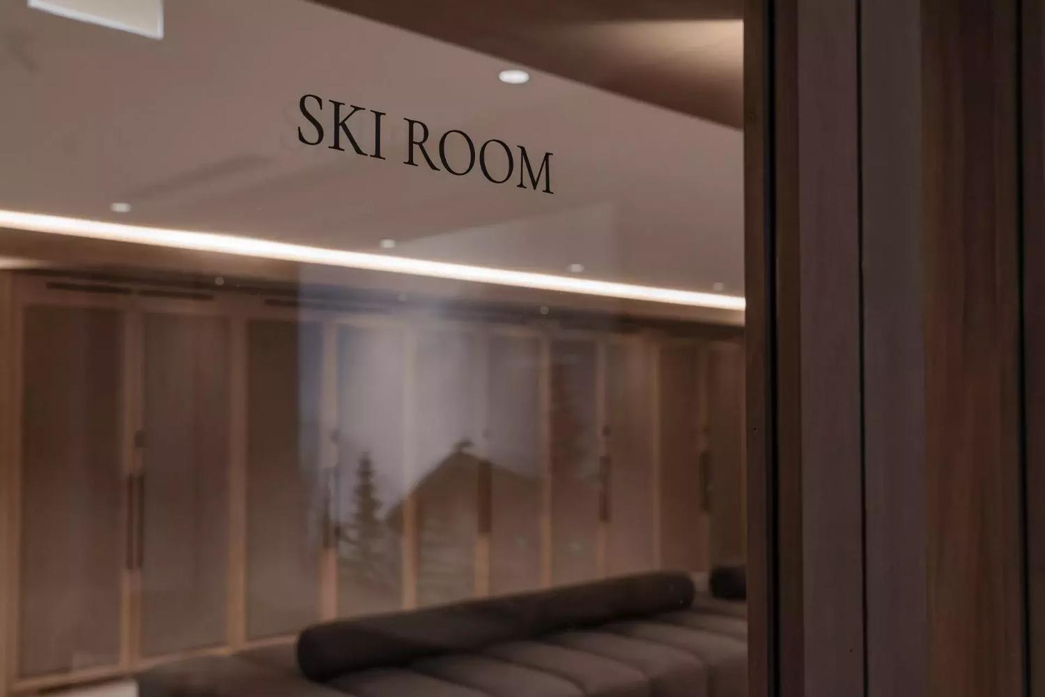 appartement-cinq-ski-room-05-chalet-val-d-isere-covarel-jpg-1467375