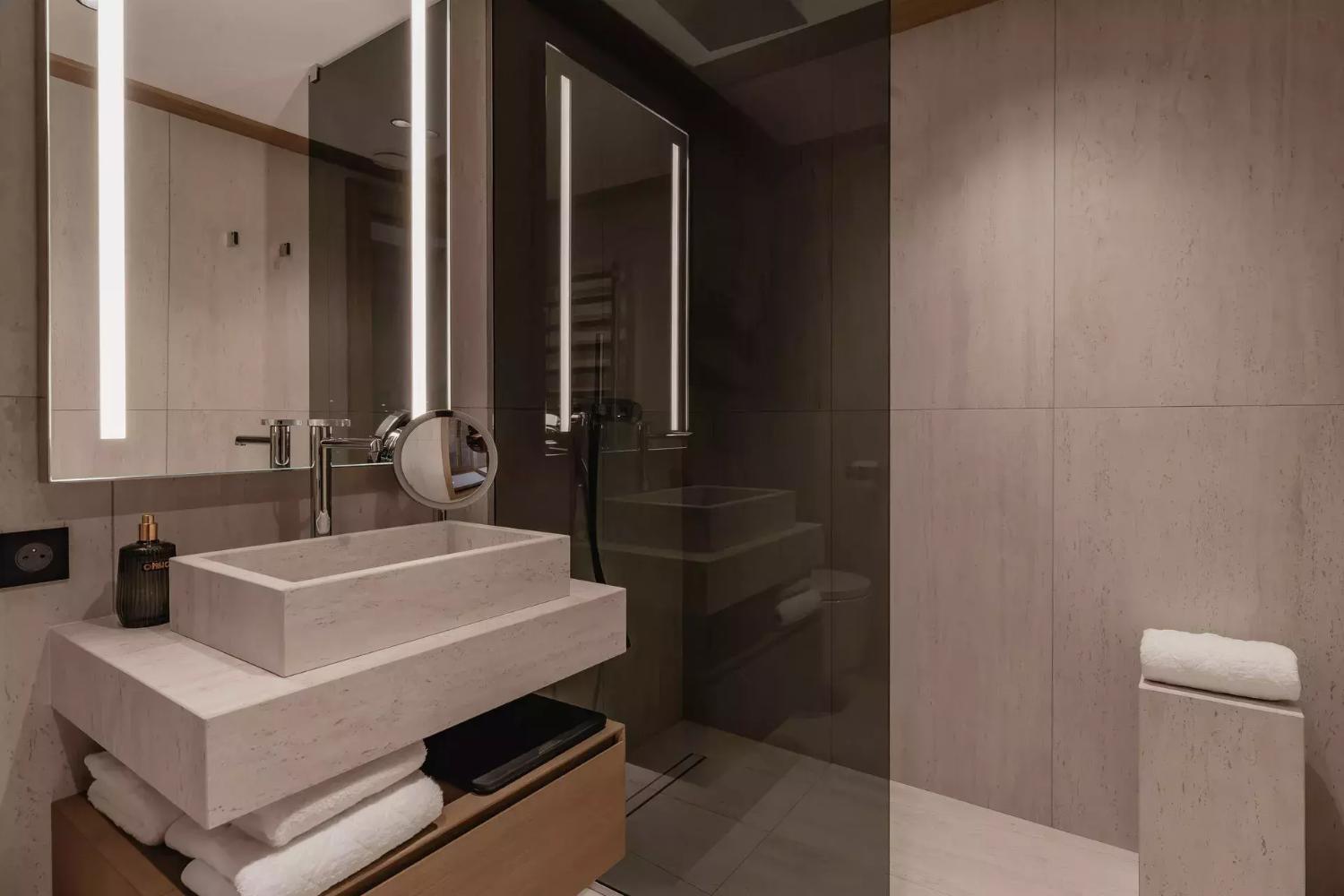appartement-enjopa-salle-de-bain-02-1-chalets-val-d-isere-covarel-jpg-1467356