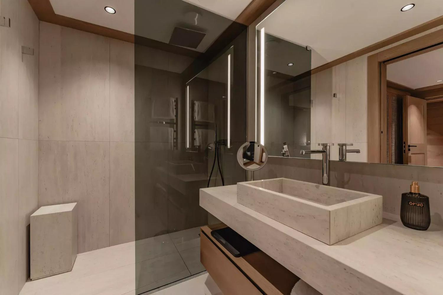 appartement-enjopa-salle-de-bain-04-1-chalets-val-d-isere-covarel-jpg-1467358