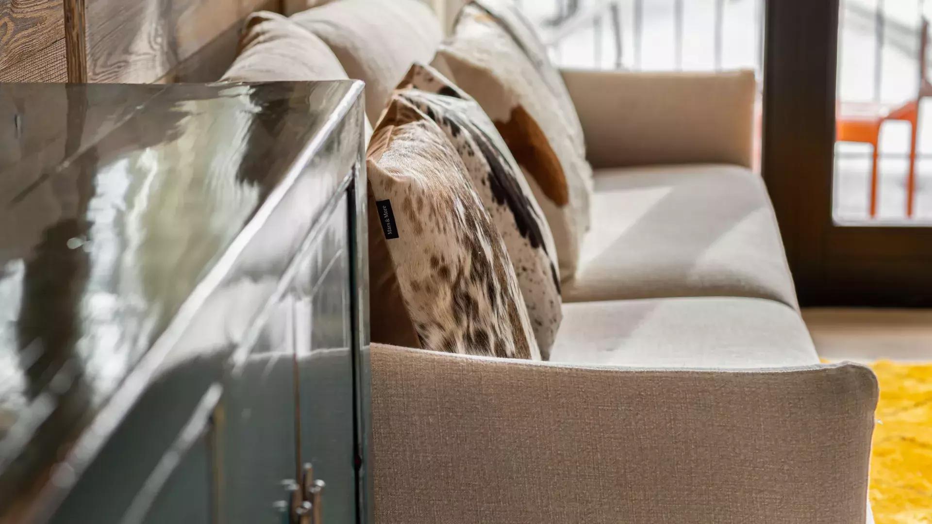 appartement-flocon-6-location-chalets-covarel-val-disere-alpes-france-canape-jpg-1450550