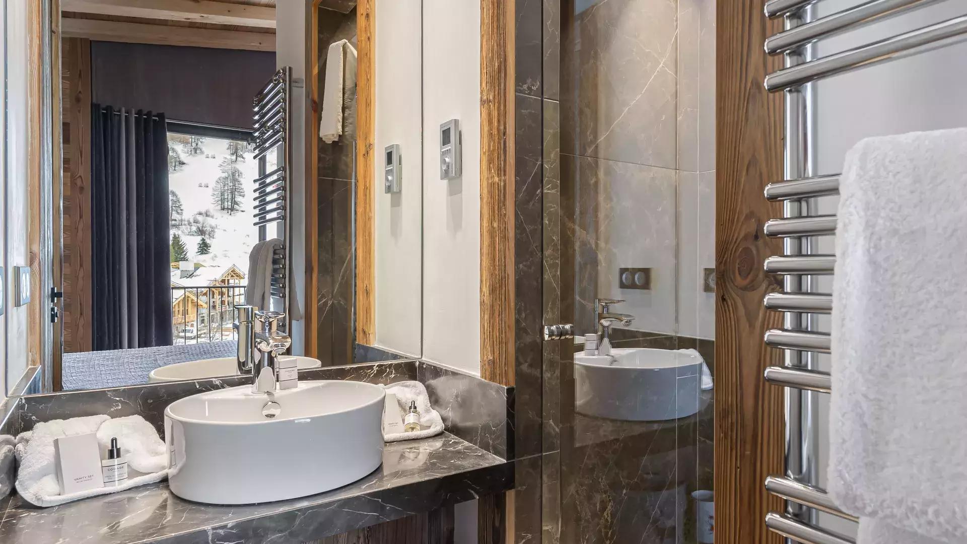 appartement-penthouse-chamois-14-location-chalets-covarel-val-disere-alpes-france-sdb-2-jpg-1450586