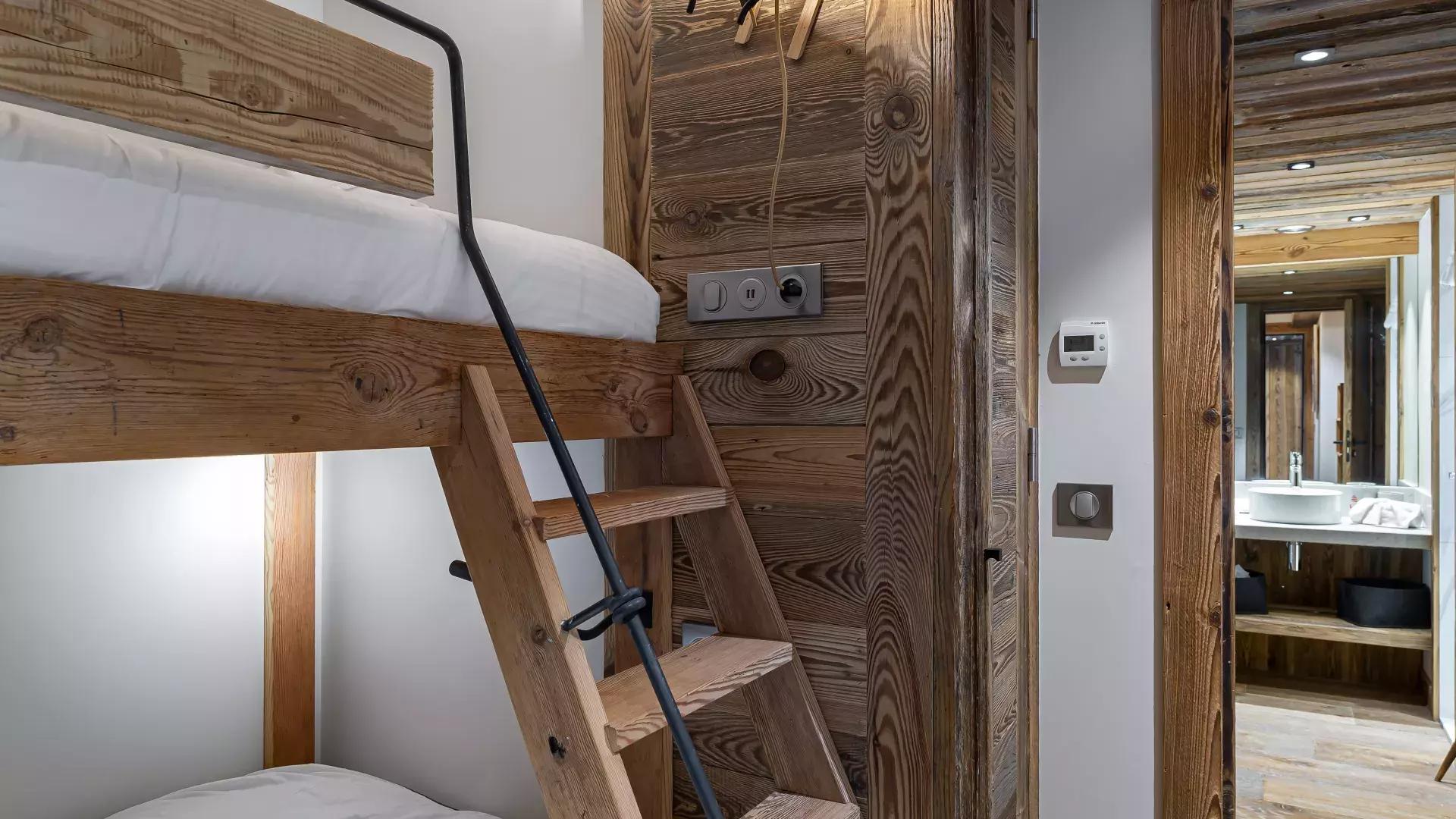 appartement-sifflote-12-location-chalets-covarel-val-disere-alpes-france-chambre-3-jpg-1450524