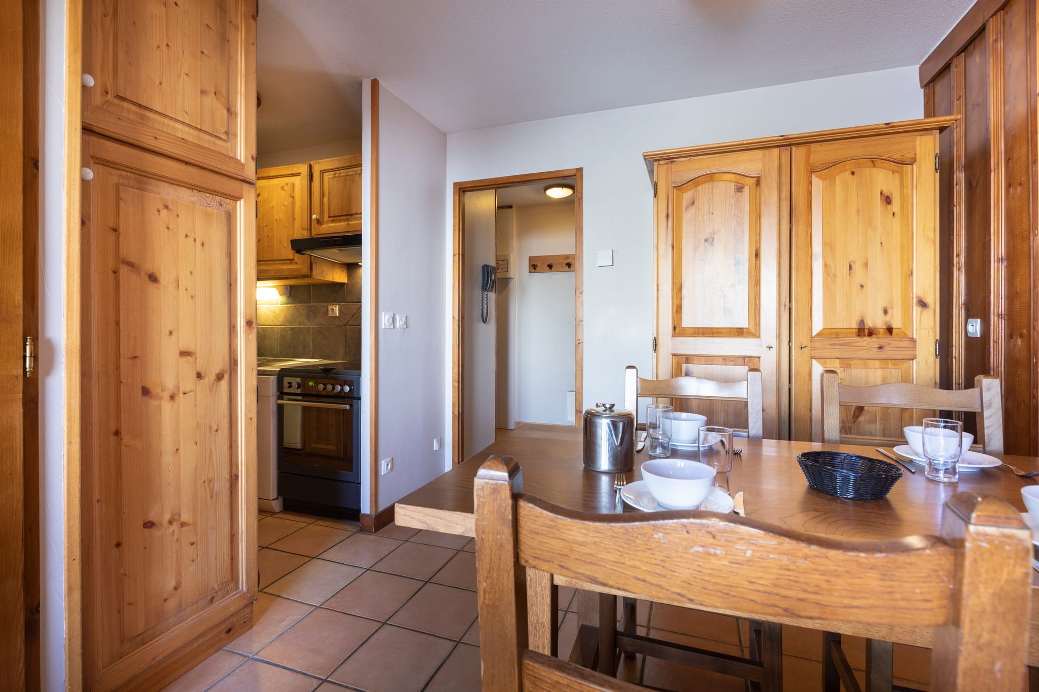 balcons-vt-apt2-val-thorens-dining-space-1462522