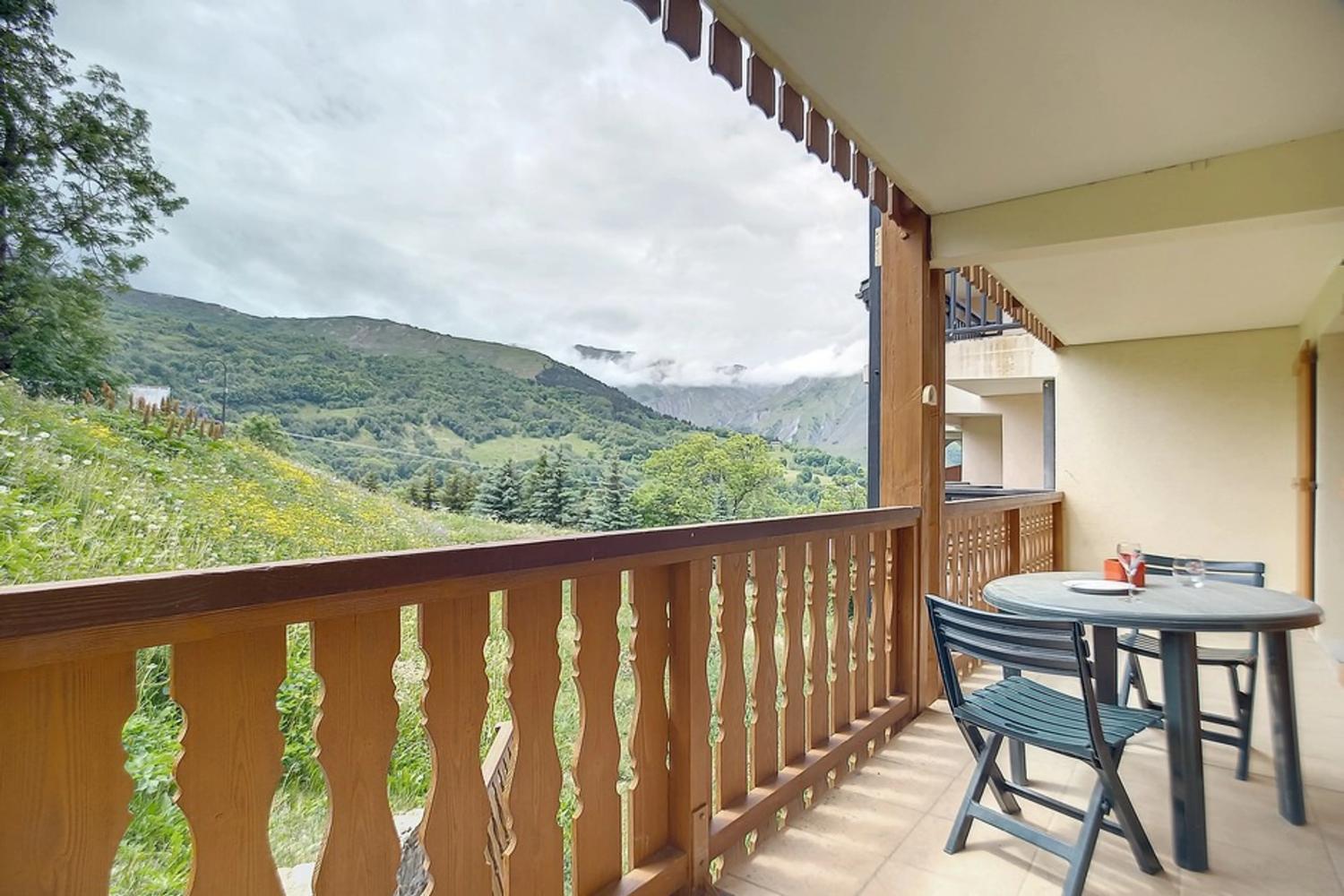 balcony-spacious-5-bedroom-10-person-apartment-near-the-slopes-in-saint-martin-de-belleville-1460625