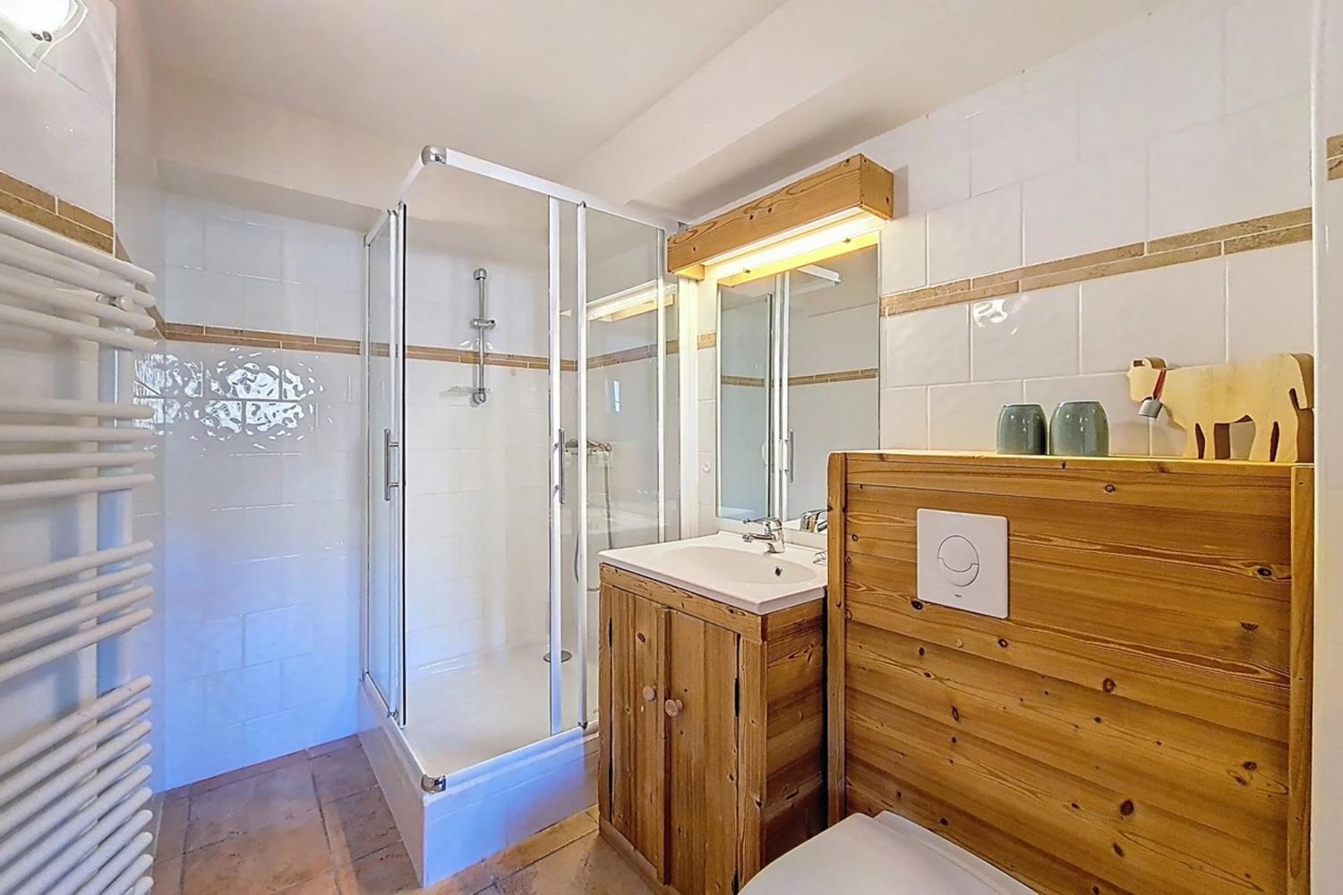 bathroom-spacious-5-bedroom-10-person-apartment-near-the-slopes-in-saint-martin-de-belleville-1460628