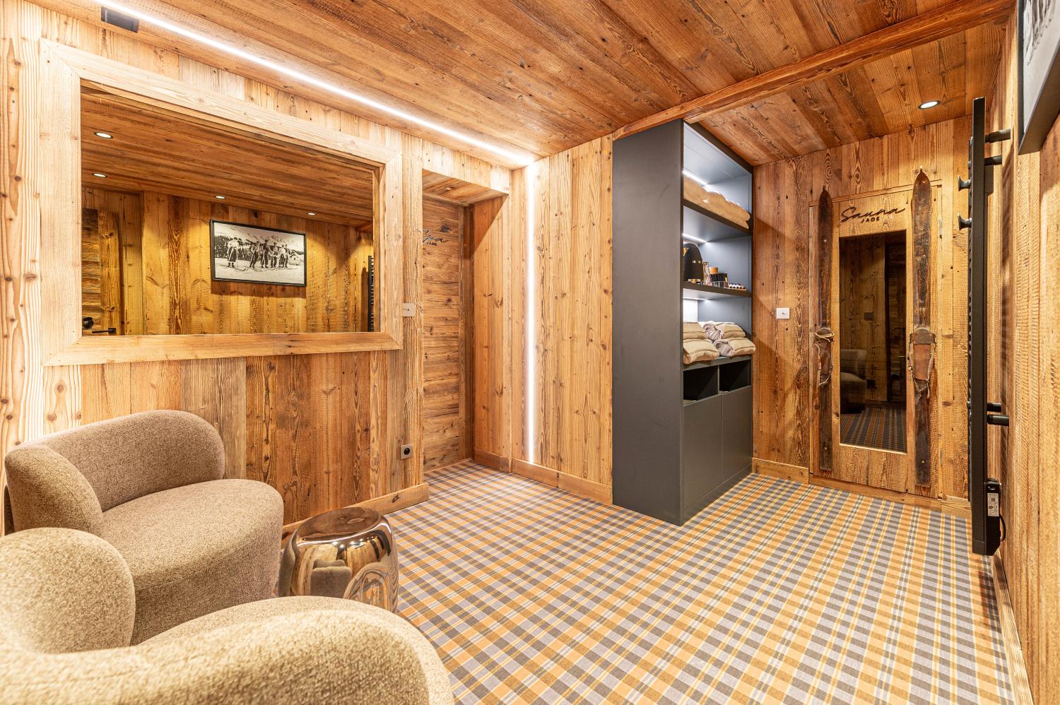 c239d982-7e64-48c8-b19c-3731668af3d2-1451656