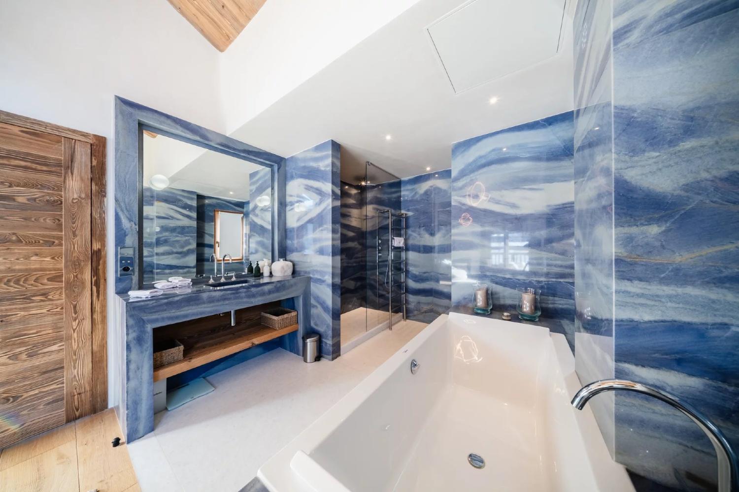 ca31a94e-6a9f-4e78-b5f9-2669e7da46f6-1267100