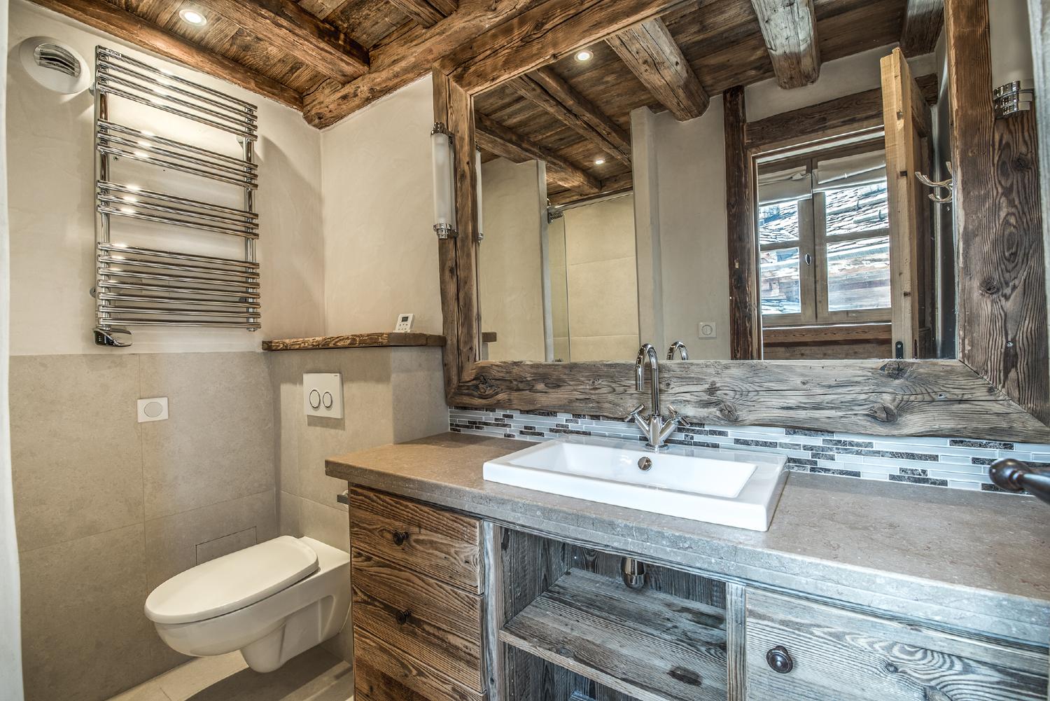 ce6ce46e-1c0f-4e0d-9309-41a6e933a38f-1451766