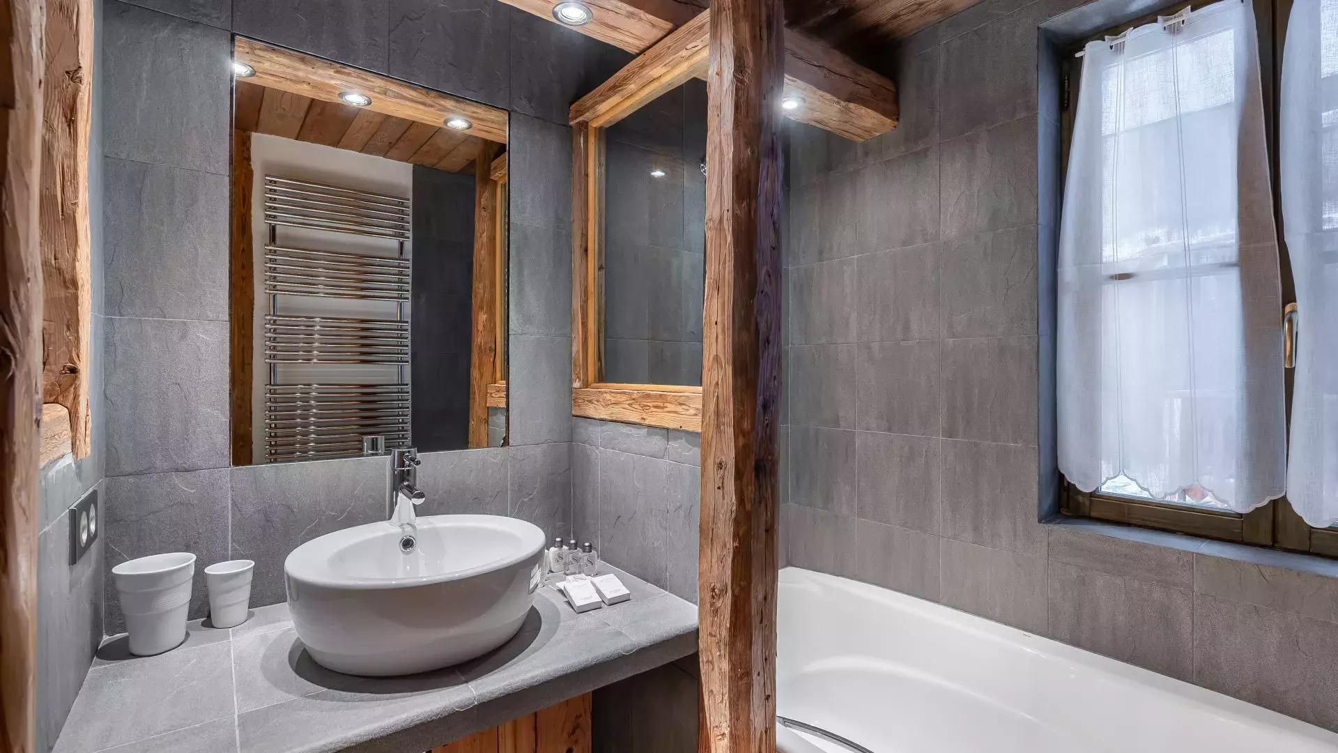 chalet-alice-location-chalets-covarel-val-d-ise-re-alpes-france-salle-de-bain-3-0-jpg-1450634