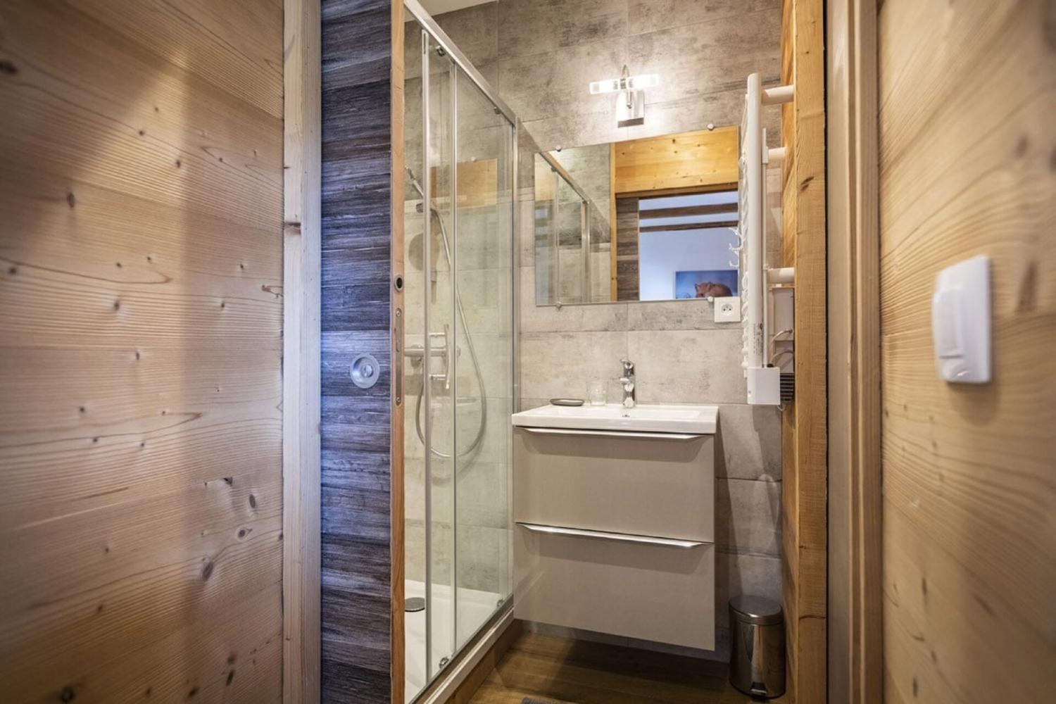 chalet-boudu-shower-1450104