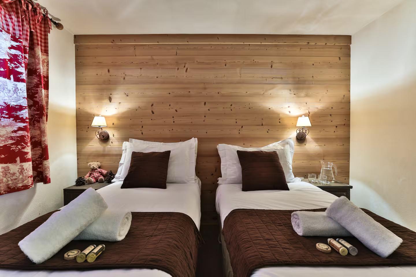chalet-cote-paul-3-val-d-isere-twin-bedroom-1453051