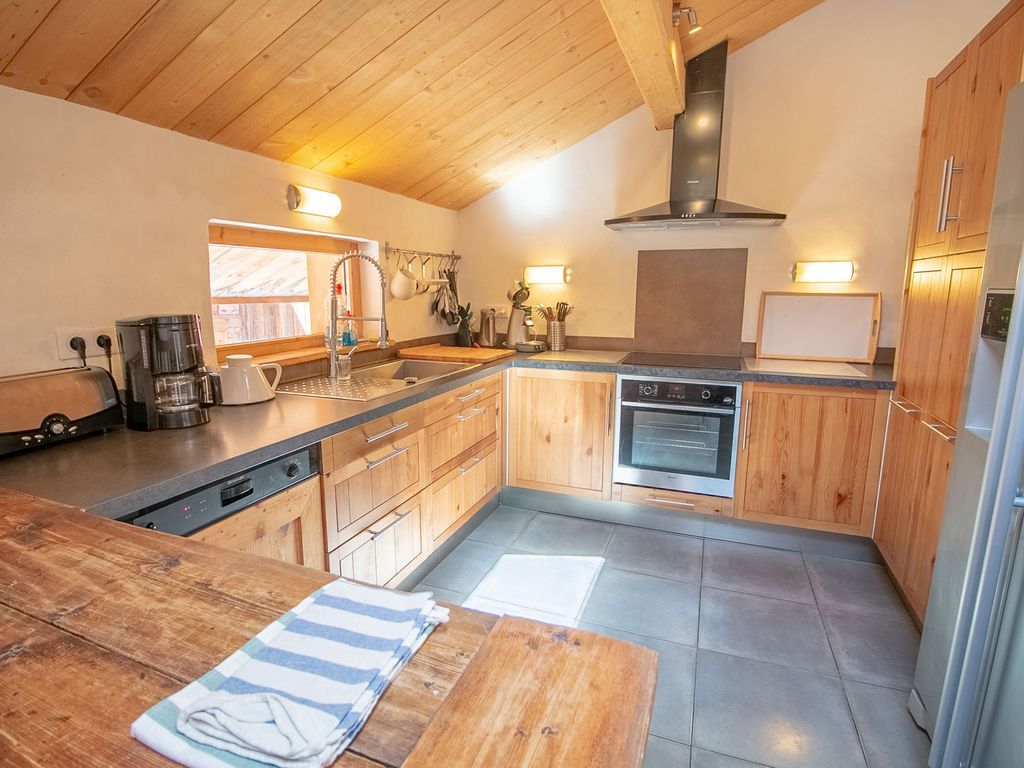 chalet-croquette-meribel-kitchen-326158