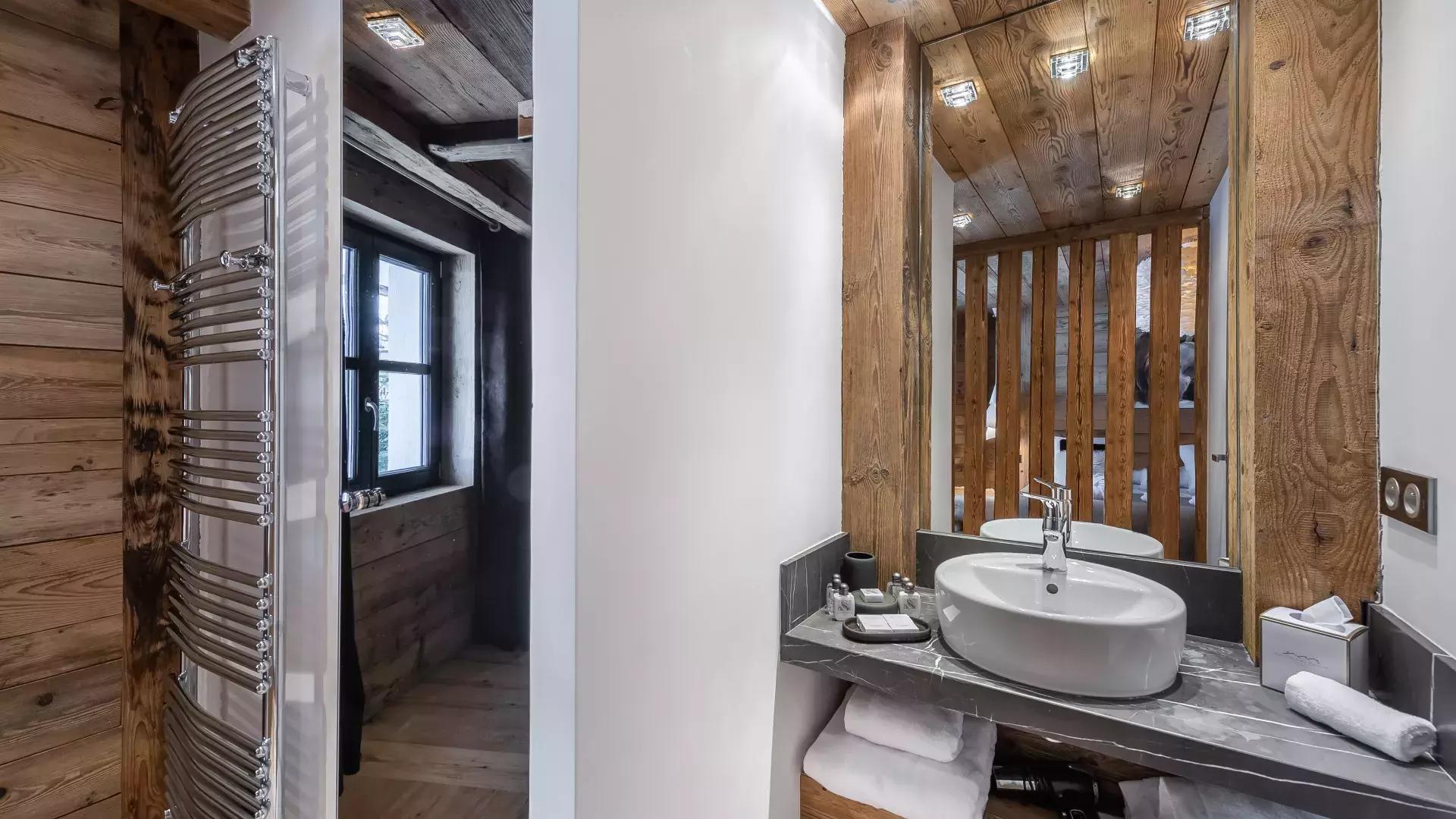 chalet-face-location-chalets-covarel-val-d-ise-re-alpes-france-salle-de-bain-4-jpg-1450650