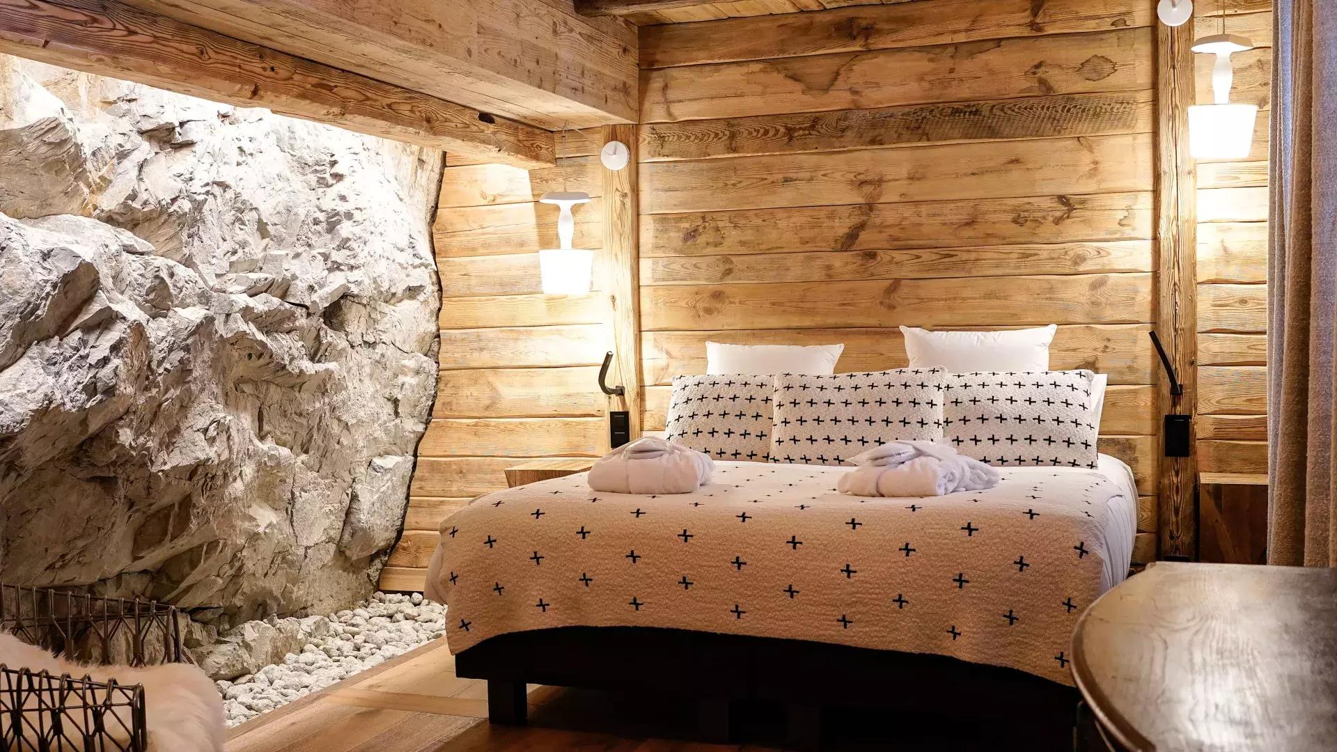 chalet-le-cre-t-location-chalets-covarel-val-d-ise-re-alpes-france-chambre-1-1-jpg-1450402