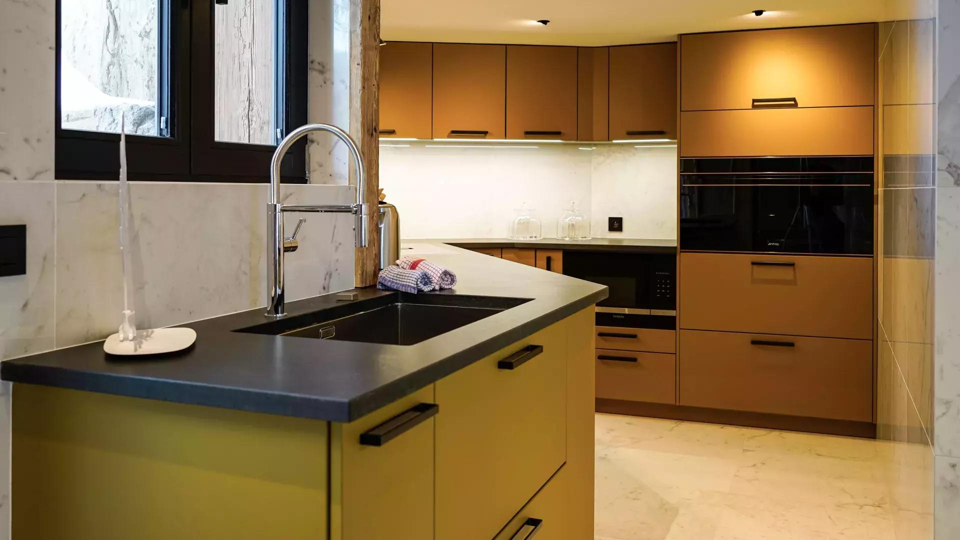 chalet-le-cre-t-location-chalets-covarel-val-d-ise-re-alpes-france-cuisine-bis-jpg-1450406