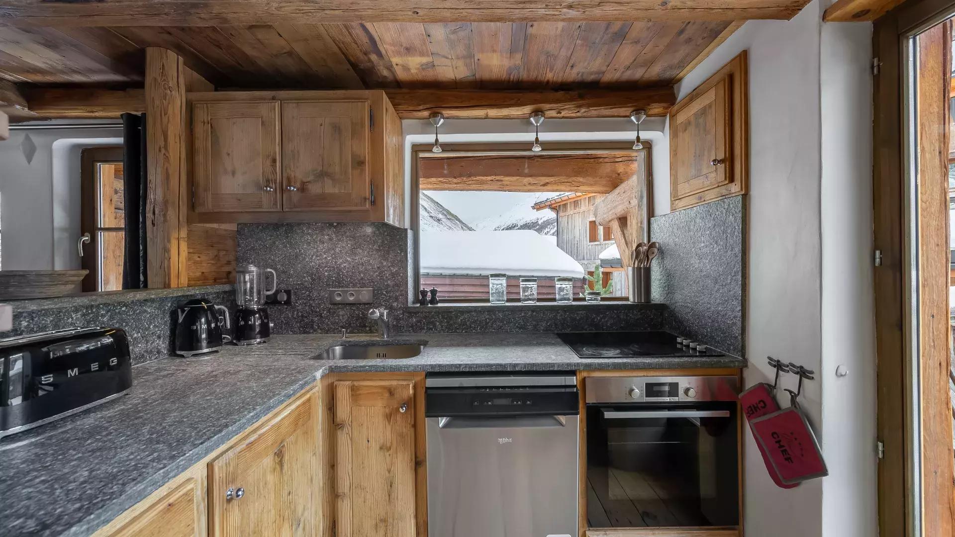 chalet-lievre-blanc-location-chalets-covarel-val-d-ise-re-alpes-france-cuisine-jpg-1450615