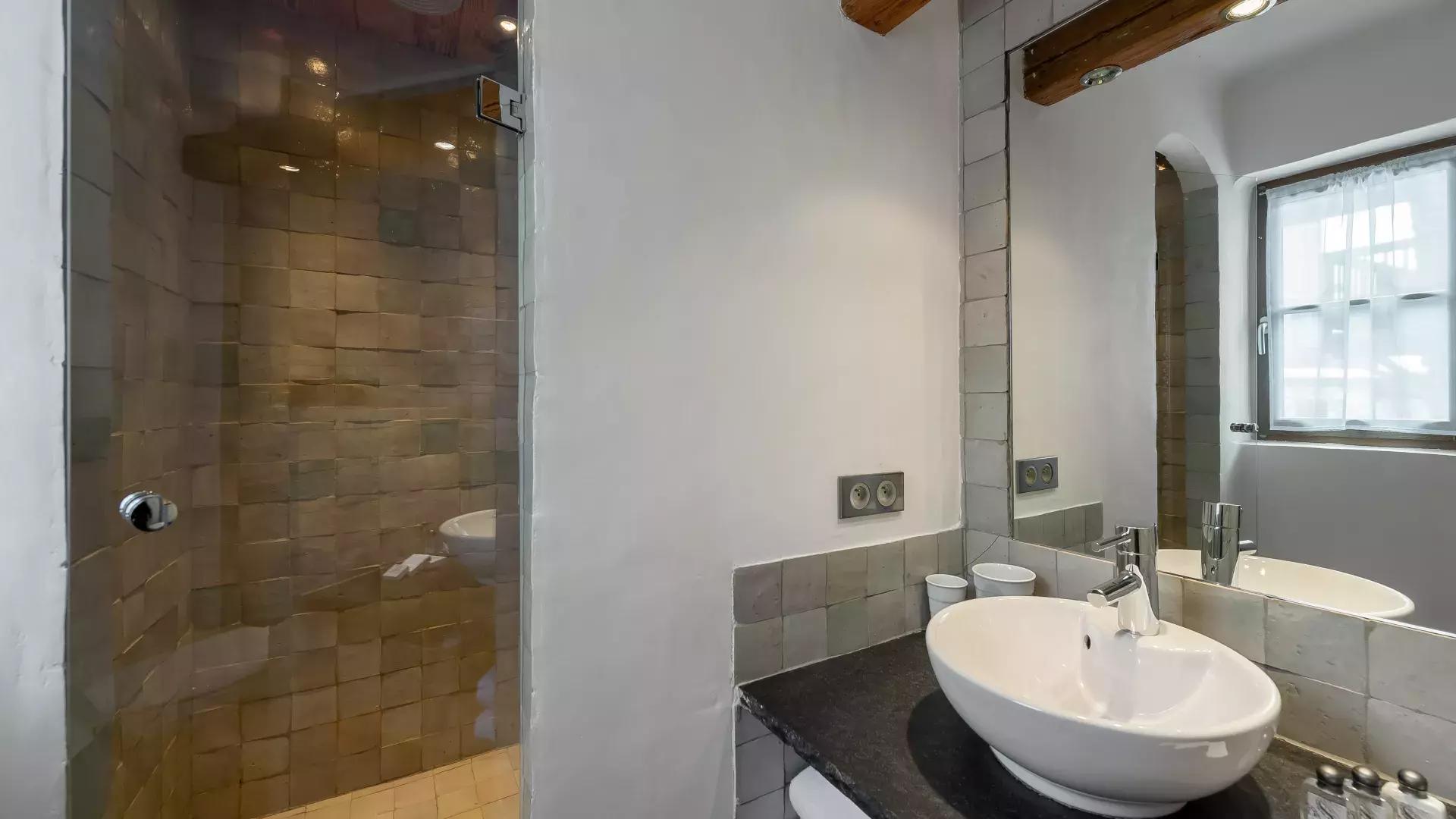 chalet-lievre-blanc-location-chalets-covarel-val-d-ise-re-alpes-france-salle-de-bain-2-bis-jpg-1450618