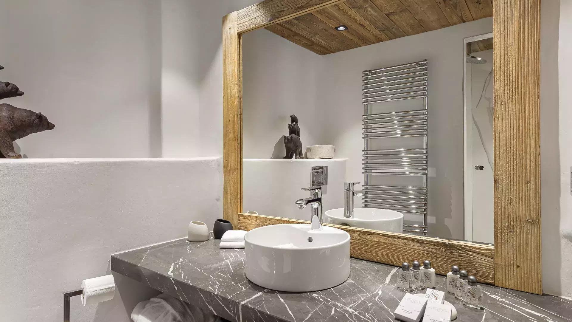 chalet-marie-location-chalets-covarel-val-d-ise-re-alpes-france-salle-de-bain-3-jpg-1450656