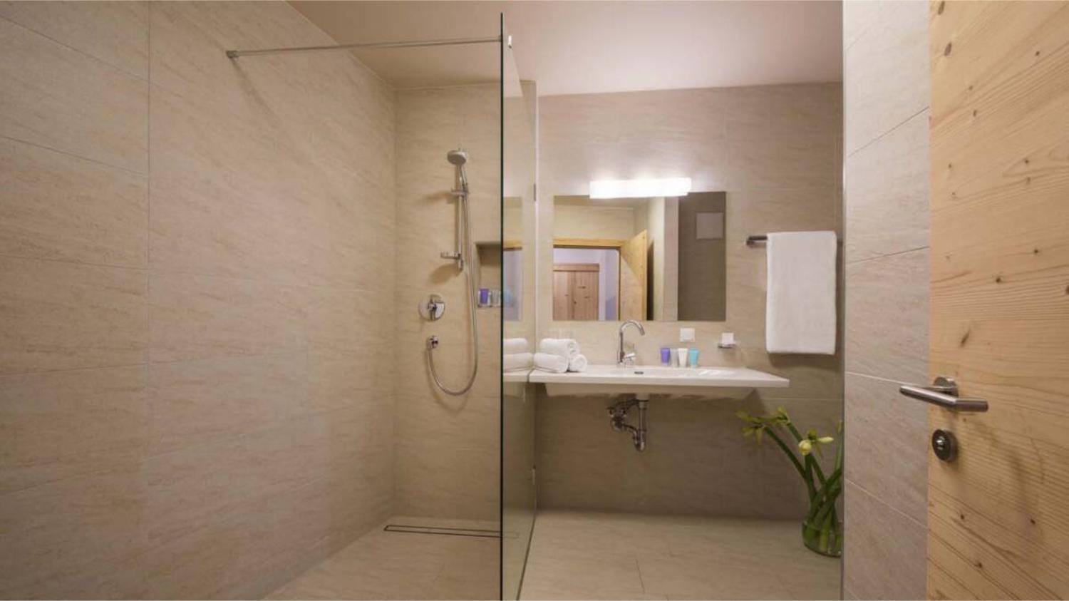 chalet-nimbus-ski-chalet-in-st-anton-austria-bathroom-12205-scalewidthwzeymdbd-1467134