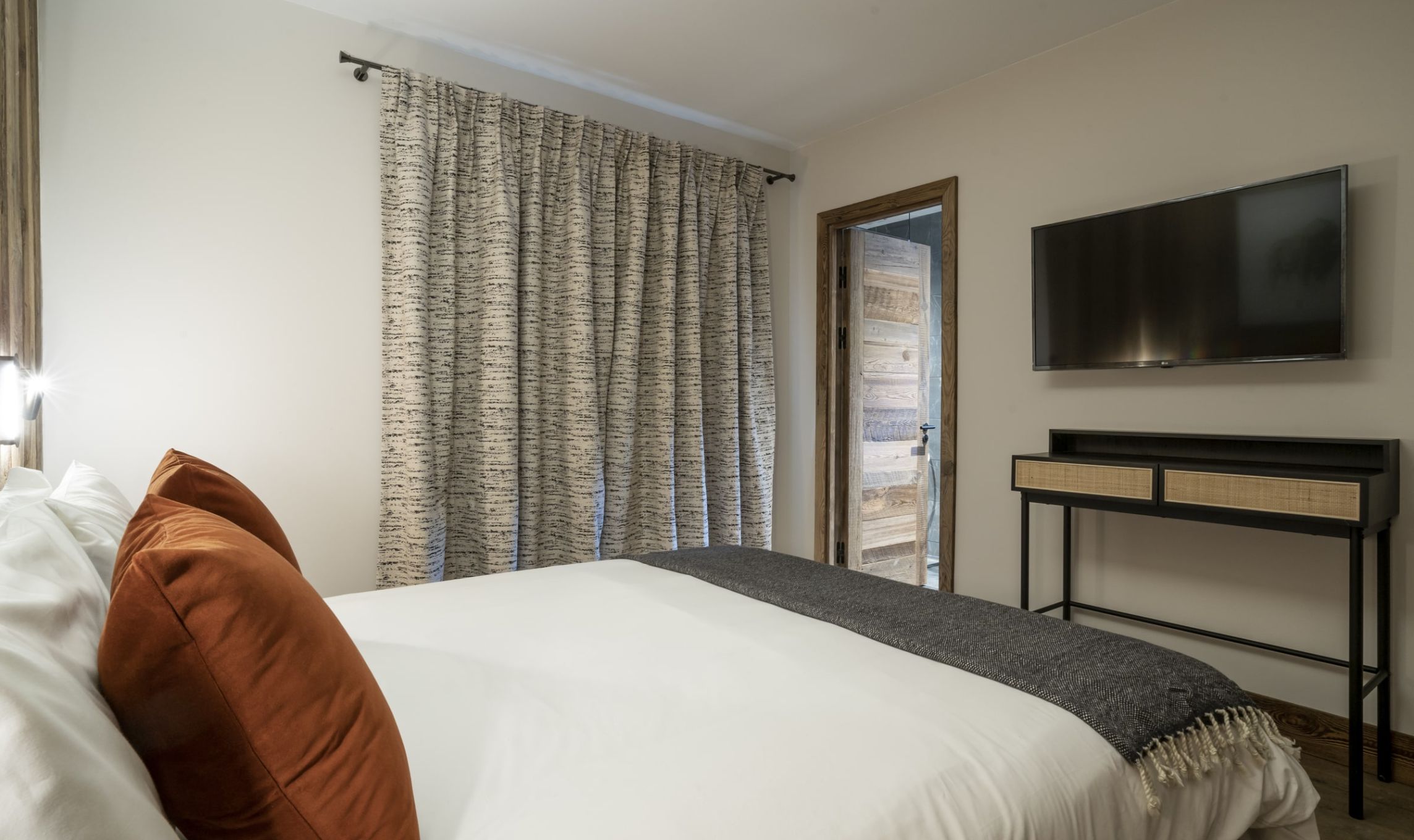 chalet-panda-lodge-meribel-double-bedroom-1453062